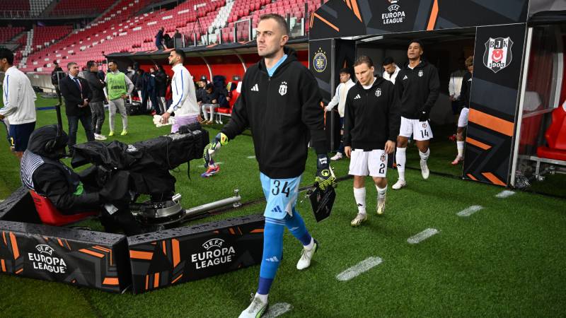 Spor yazarları, Beşiktaş'ın Maccabi yenilgisini yorumladı: "Van Bronckhorst umursamaz tavırlarda ve bu takıma artık verebileceği bir şey kalmamış"