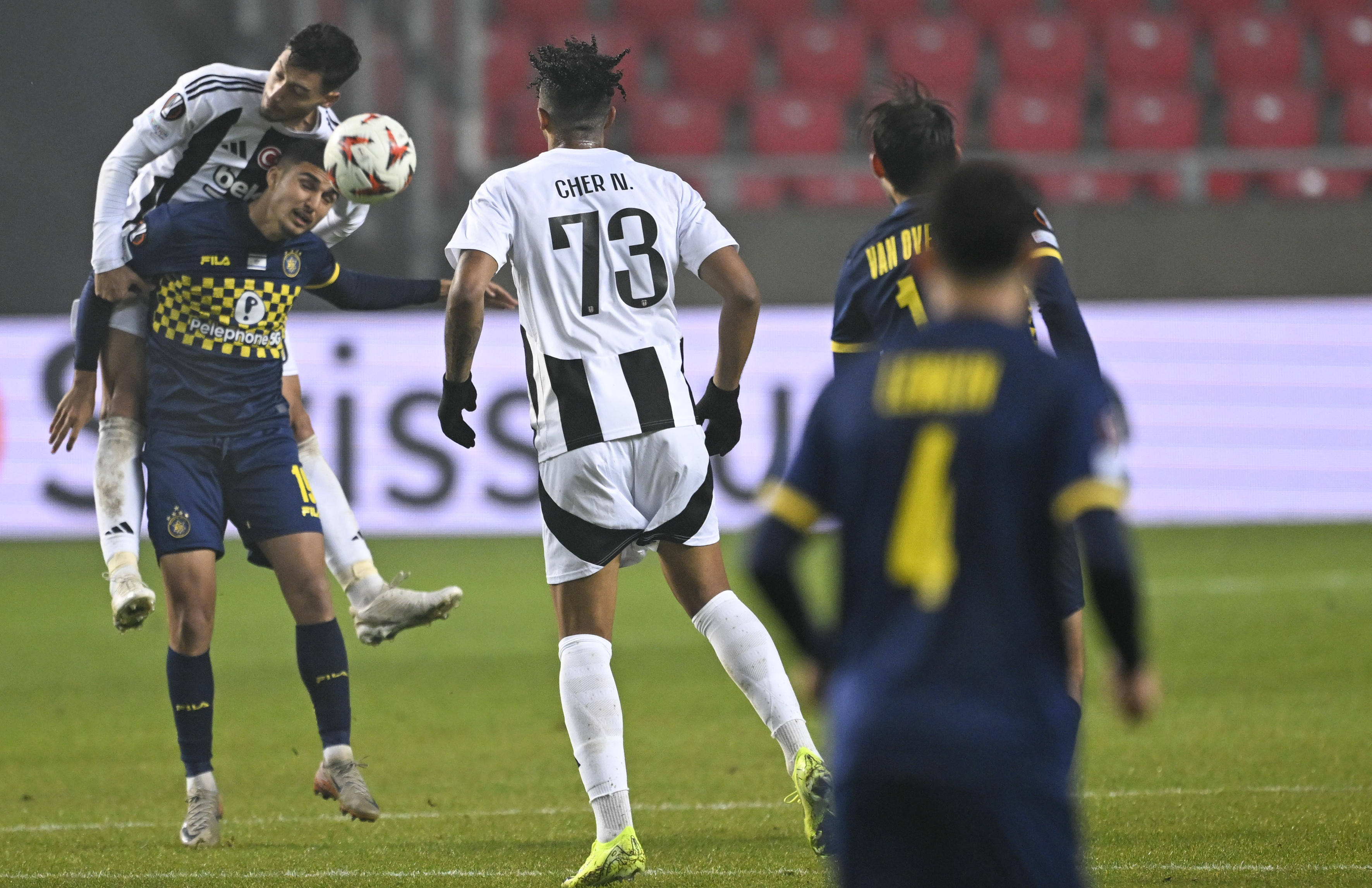 Fatih Doğan: Beşiktaş yönetiminin, Maccabi Tel Aviv maçı öncesi bir gece vakti, yangından mal kaçırır gibi halef-selef futbol direktörleri haline getirilen Samet Aybaba ve Brad Friedel'ın görevlerine son verilmesi ve sonrasında oluşturulan kaos çok yanlış bir karardı. Bu amatörlük ve ardından Başkan Hasan Arat'ın Beşiktaş A.Ş. başkanlığını Hüseyin Yücel başkanlığındaki komiteye devredilmesi Beşiktaş'ı tarifsiz bir türbülansın içine soktu. Camianın bu kadar savrulduğu bir ortamda futbol takımının da motivasyon kaybı yaşamaması düşünülemezdi. Başarısızlığı Friedel ve Kaan Şakul'a yıkmak tüm sorunların cevabı mı bu ayrı bir yazı konusu. İsrail şartları zorluyor, UEFA uyguluyor. Beşiktaş evinde seyirciyle oynayıp kazanacağı maçı Macaristan'da kaybediyor. Çifte standart, UEFA'nın paçalarından dökülüyor. Maccabi Tel Aviv, Avrupa Ligi'nin en çok gol yiyen, hiç puanı olmayan vasat ötesi takımı olarak Beşiktaş karşısına çıktı. Bu maçı kaybetmenin hiçbir mazereti yok. Bu oyun, 'Immobile penaltıyı kaçırmasa' diye de açıklanamaz. Beşiktaş bu değil. Performansı bu olamaz. İster motivasyonsuz ister ruhsuzlar diyelim bu oyunu ve skoru da karşılamaz. Bronckhorst, oyunu okuma ve çözüm üretme konusunda çok formsuz, çaresiz. Umudun olmadığı yerde nasıl gelecek inşa edilir. Hollandalı teknik adam, taraftar nezdinde bütün kredisini tüketti. Hasan Arat'ın, Hüseyin Yücel'e havale ettiği ateşten gömlek kimi yakar bilinmez ama ilk yanan Bronckhorst olur, gitmelidir. (Sabah)
