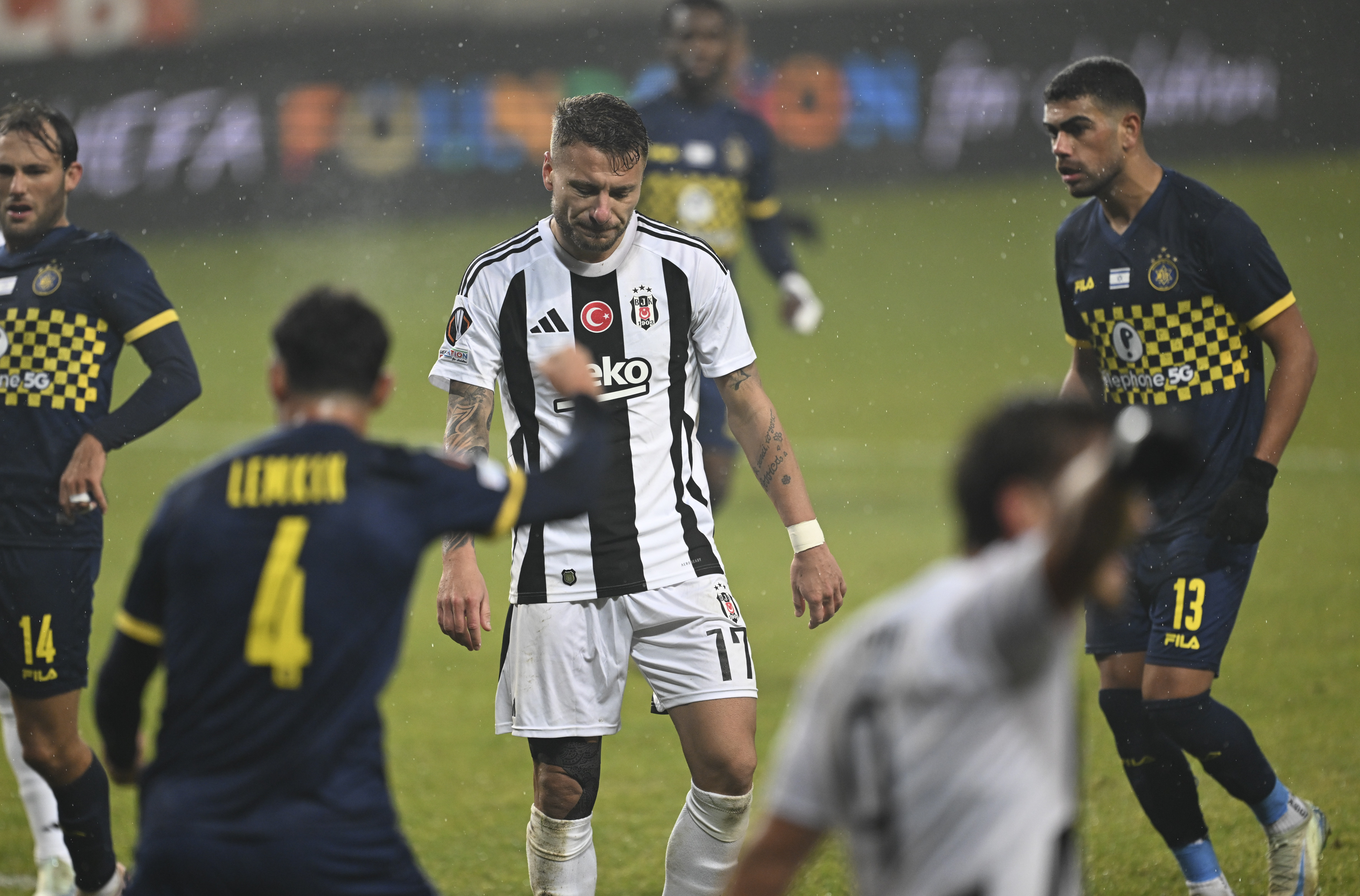 Cem Dizdar: Futbolun tarihi atmak isterken yenilen gollerin de tarihidir. Faul vardı yoktu, o bizim yurdun tartışması. Aslolan yenilmek değil, öğrenmek. Ancak ‘’kazanma mahkumiyeti’’ öğrenmenin elini ayağını bağlıyor ve öğrenilemediği için de sürdürülebilir kazanımlar mümkün olmuyor. İnşa sezonu olması gereken dönemi iç çekişmeler, eleştiriye kapalılık, geçmişin kötü bir taklidi, müsriflik, kendine ait olduğu iddia edilen meziyetlerden uzaklaşıp diğerlerine benzeme çabası vd. gerekçelerle harcayınca hayal kırıklığı ya da hüsran da kaçınılmaz oluyor. Oysa çözüm belli!… Yukarıda sayılanların tam tersi ve daha fazlasını yapmaya çalışmak... (Fanatik)