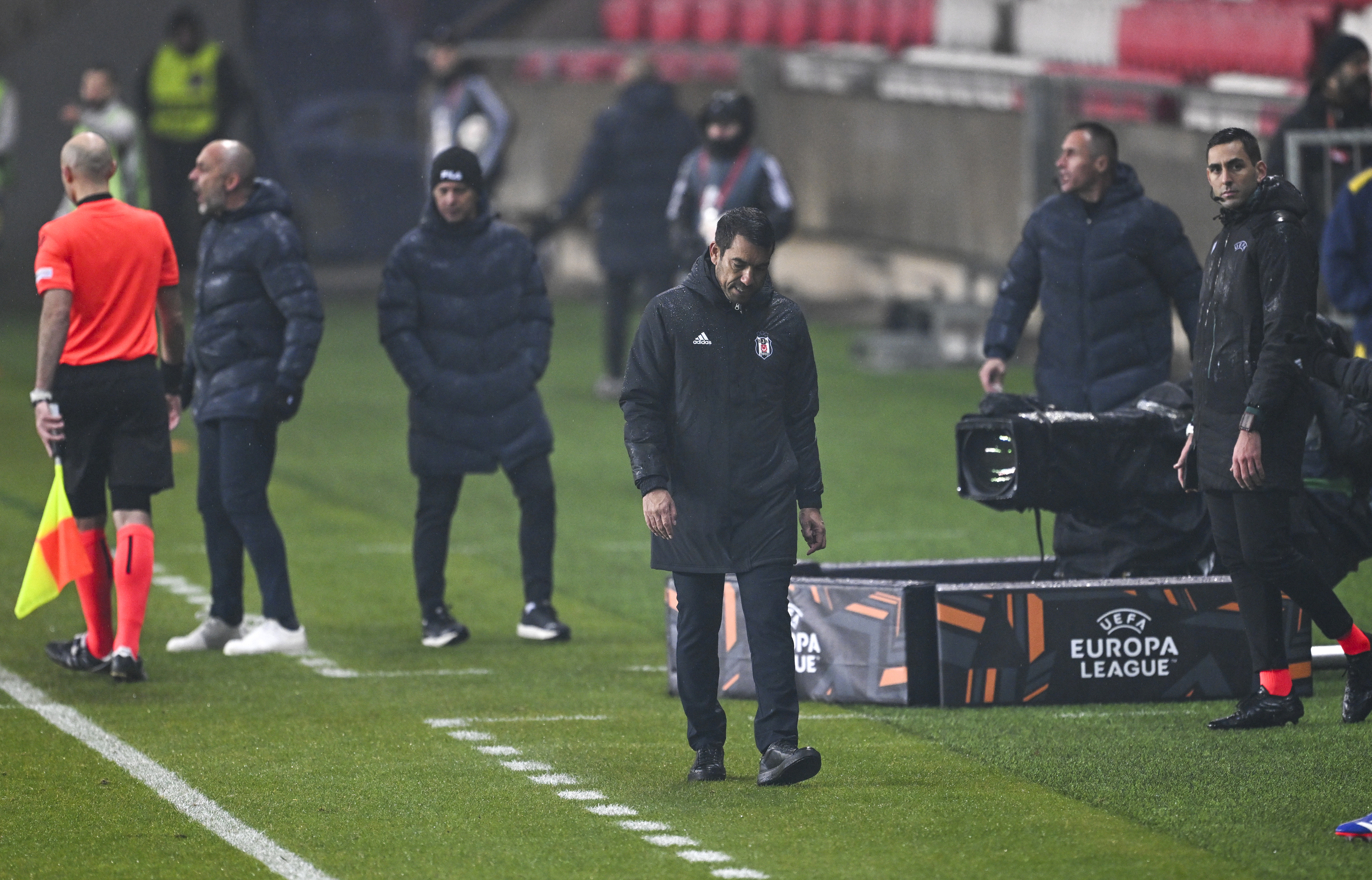 Ali Ece: Immobile penaltıyı kaçırdıktan sonra ekrana gelen kaleci Mert’in gözlerindeki o derin acıyı göreceğime keşke bu maç yerine sabah kuşağında yayınlanan leş dedikodu programlarını izleseymişim! Değil rahmetli duygusal Beşiktaşlı Ali Ece, duyguları kör edilmiş AI modundaki Ali Ece bile o gözlerdeki acıya dayanamayıp mavi ekran verdi! İki yıldır dengesiz takım savunmasının verdiği yüzlerce pozisyondaki kalecilik maharetlerin bir yana, ezeli rakibin altyapısında yetişip Beşiktaş formasının hakkını bu kadar çok vermen diğer yana. Keşke bu kaos yıllarında değil de en azından Fabri giderken gelseydin Mert kardeşim! (Fanatik)