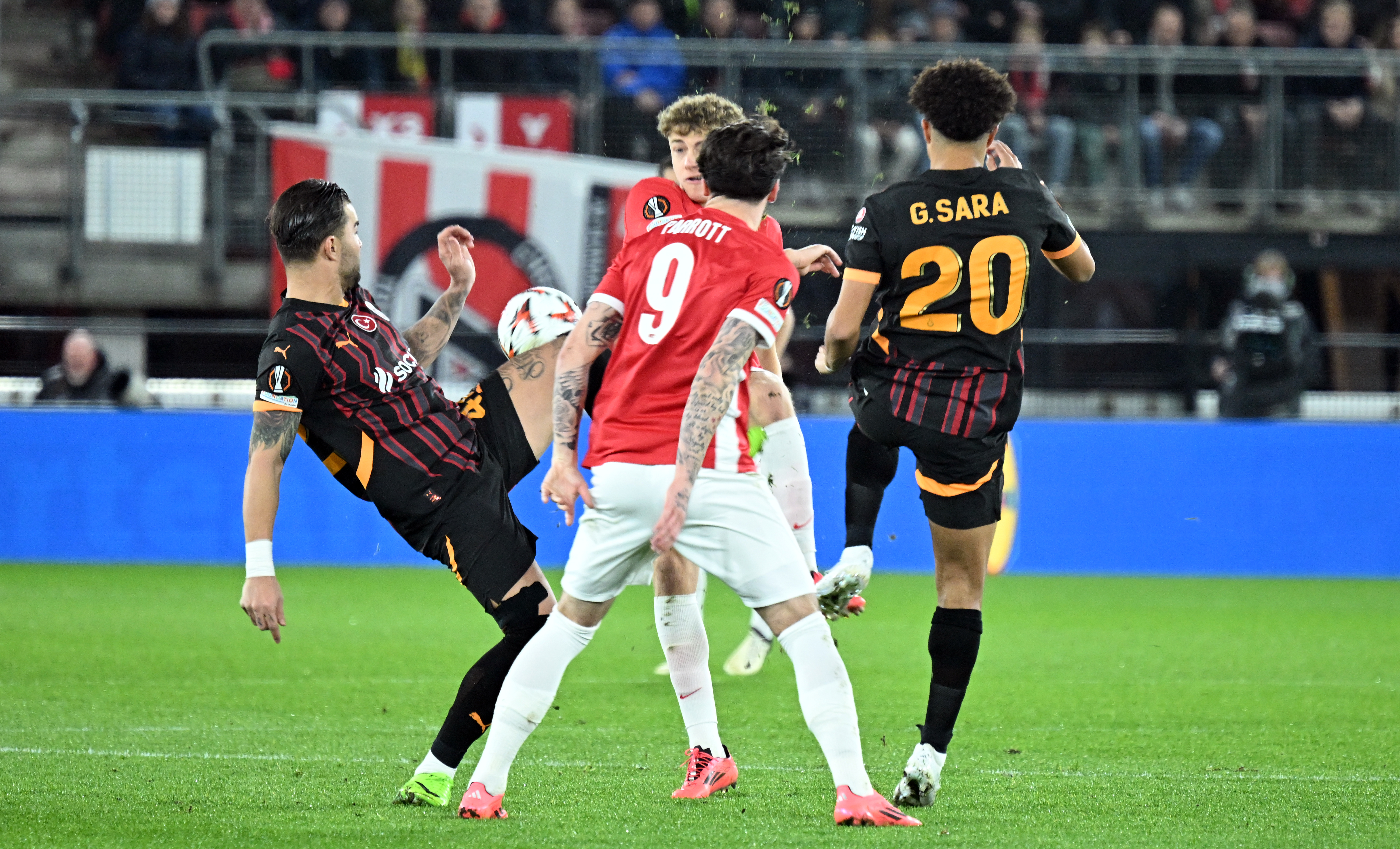 Uğur Meleke: Dün Galatasaray’ı ağırlayan AZ takımı, bir geçiş sürecinin içinde. U19 takımı UEFA Youth League şampiyonu oldu; Barcelona’yı 3-0, Real’i 4-0, Eintracht ve Hajduk’u 5-0 yenerek kazandılar kupayı. Alkmaar yönetimi de o süper gençleri A takıma dahil etti. Bu arada Reijnders, Kerkez, Pavlidis, Karlsson gibi starlarını da büyük takımlara sattı. Tabii ki teknik direktörlük görevine de, U19’ları Avrupa şampiyonu yapan Martens getirildi. Biz 22 yaşındaki Metehan’ı çocuk kabilinden değerlendiriyoruz ama dün o oyuna girdiğinde, 2002 ve sonrası doğumlu tam 6 Alkmaarlı vardı sahada! Dün Galatasaray’ın performansı, 3 hafta önce Alkmaar’da ikinci yarıda tükenen Fenerbahçe’ye göre elbette daha iyiydi. Ancak Okan Buruk’un 3-5-2 ısrarı, bence hem savunmadaki dağınıklığın, hem de 100 metrede oynamakta güçlük çeken Yunus-Barış’taki düşüşün nedeni. (Hürriyet)