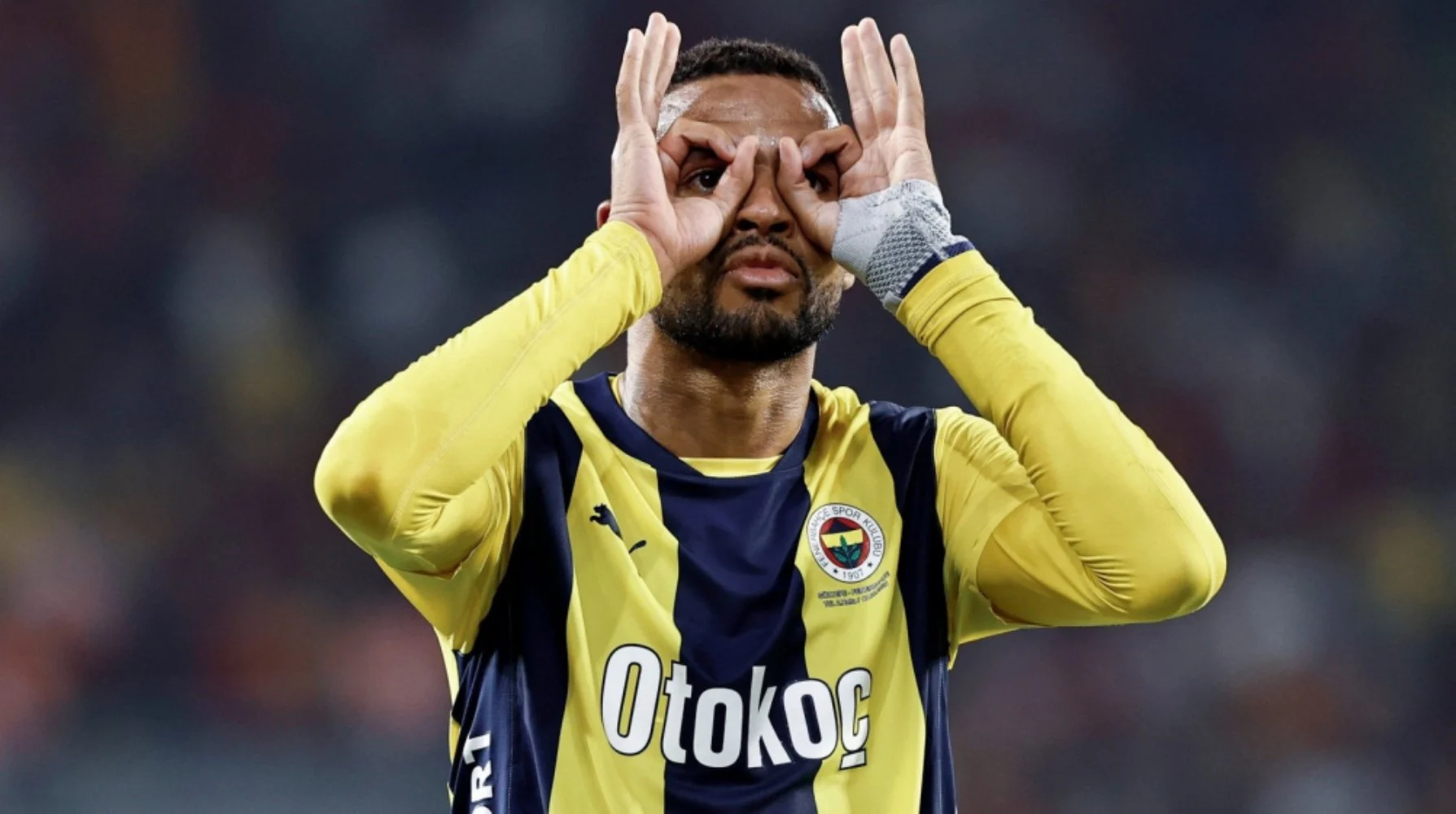 Kanarya, 27 yaşındaki forveti yaz transfer döneminde Sevilla'dan 19.5 milyon Euro karşılığında kadrosuna katmıştı.  Fenerbahçe, kulüp tarihinin en pahalı transferi olan Faslı forvet ile 5 yıllık sözleşme imzalamıştı.  Bu sezon tüm kulvarlarda 18 maça çıkan En-Nesyri 5 gol, 2 asistlik istatistik performans sergiledi.