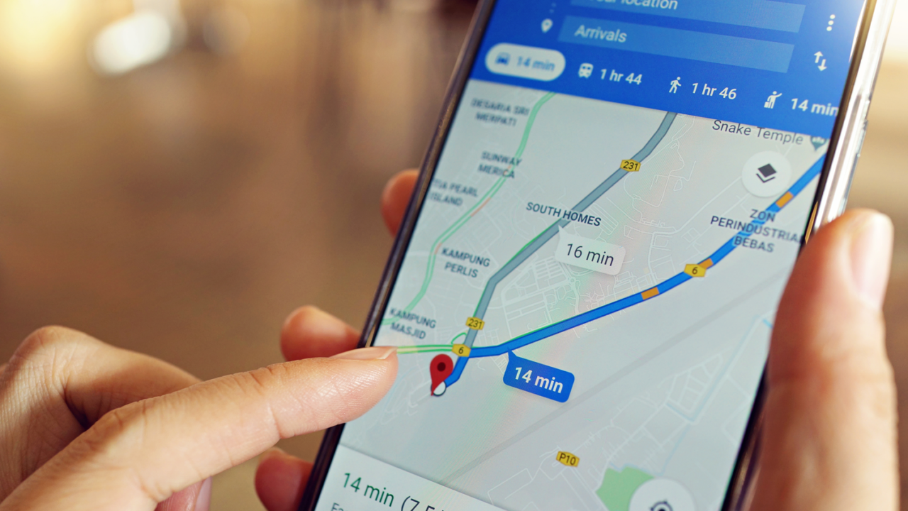 Google Haritalar, sürücülere hız radarlarının yerini gösteren uygulamasına son verdi. Artık uygulamada bunun yerine "Polis" seçeneği bulunuyor. Kullanıcılar sadece radar bölgelerini değil tüm polis noktalarını paylaşabilecek.