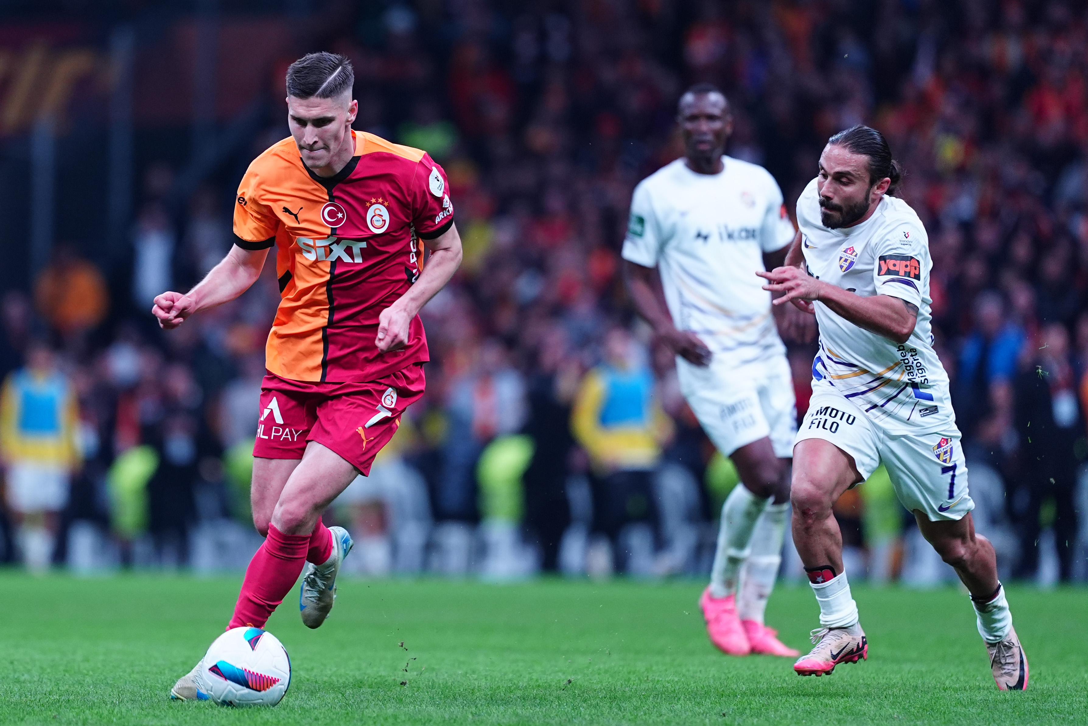 Uğur Meleke: "Galatasaray, Süper Kupa’da Beşiktaş’a karşı ikinci yarıda Mertens’i çıkarıp 4-4-2’ye döndü, maç 1-0’dan 5-0’a gitti. 4-4-2 ile Young Boys önünde Şampiyonlar Ligi’nden oldu sarı-kırmızılılar. 4-4-2 başlanan maçta Kasımpaşa’dan ve 3-5-2 ile Elfsborg’dan üçer gol yediler. 3-5-2’nin en başarılı günü Tottenham maçıydı ama o müsabakada da, ikinci yarısında üçlüye dönülen Samsun maçında da ikişer gol gördüler kalelerinde. Galatasaray, Bodrum, Alkmaar ve Eyüp müsabakalarına üst üste üçlü savunma ile başladı. Bodrum önünde ikinci devrede 4-1-3-2’ye dönmüştü ama Alkmaar’da ve dün İstanbul’da üçlü defansla bitirdi maçları. 3-5-2 oynanan Bodrum ilk devresi tatsızdı. Alkmaar deplasmanında Maikuma, Galatasaray’ın solunu çok zorlamıştı, gol de oradan gelmişti. Dün de Eyüp takımı Galatasaray’ın her iki kanadını, özellikle de solunu bayağı test etti.
