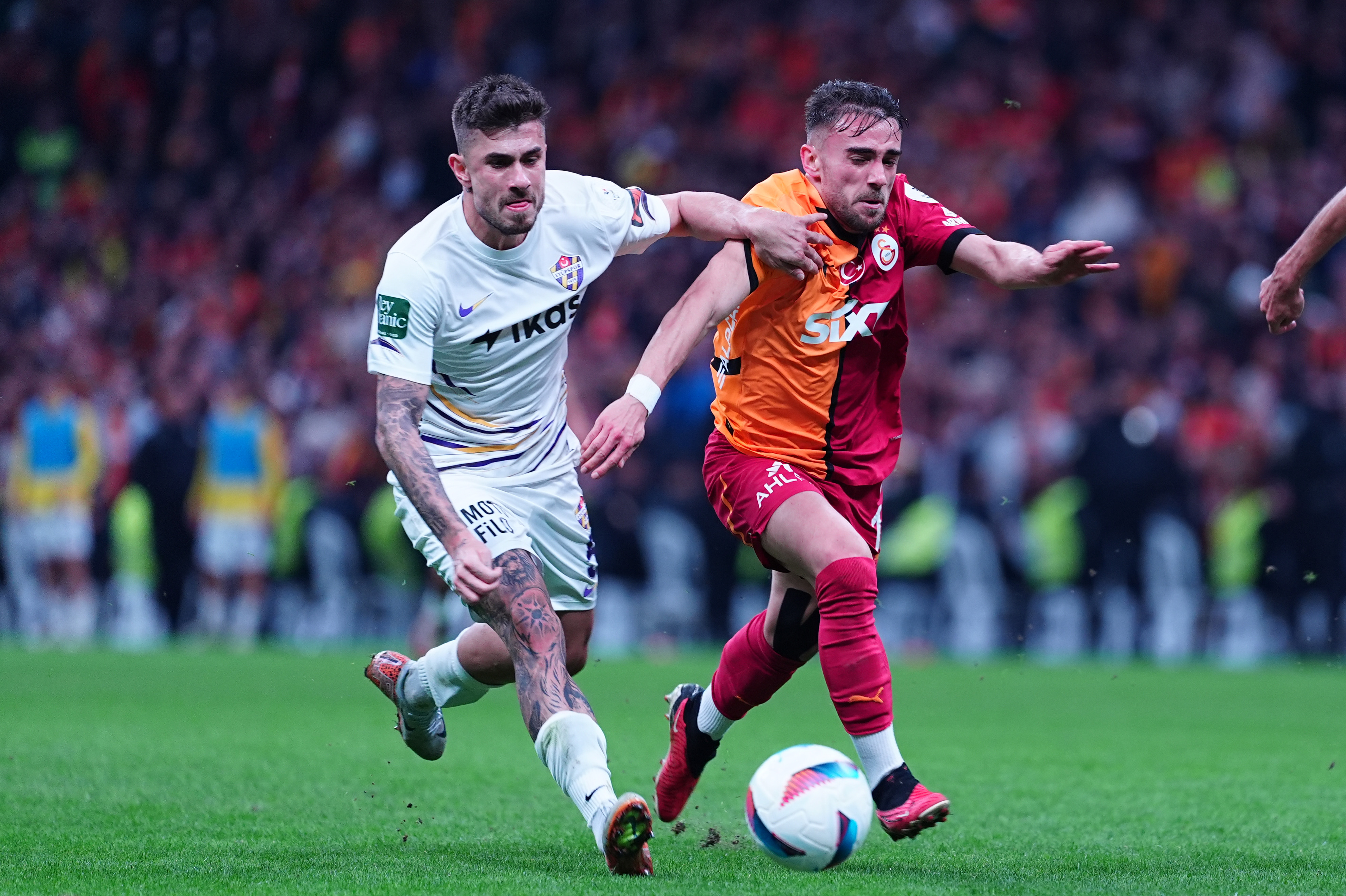 Evet Galatasaray hücumda sayısız aksiyon üretti, sadece Osimhen doğru saydıysam 6 pozisyona girdi, Berke kahramanlaştı. Ancak Galatasaray’ın üçlü savunma oynadığı hemen her maçta olduğu gibi dün de defansif olarak açık verdiğini söyleyebiliriz. Özellikle 100 metrede oynamak zorunda kalan Barış ve Sallai’nin kanatlarını savunmakta çok güçlük yaşadıkları ortada. Galatasaray üçlü savunmayla toplam 5 buçuk maçta (yaklaşık 500 dakikada) 10 gol gördü kalesinde. (Hürriyet)"