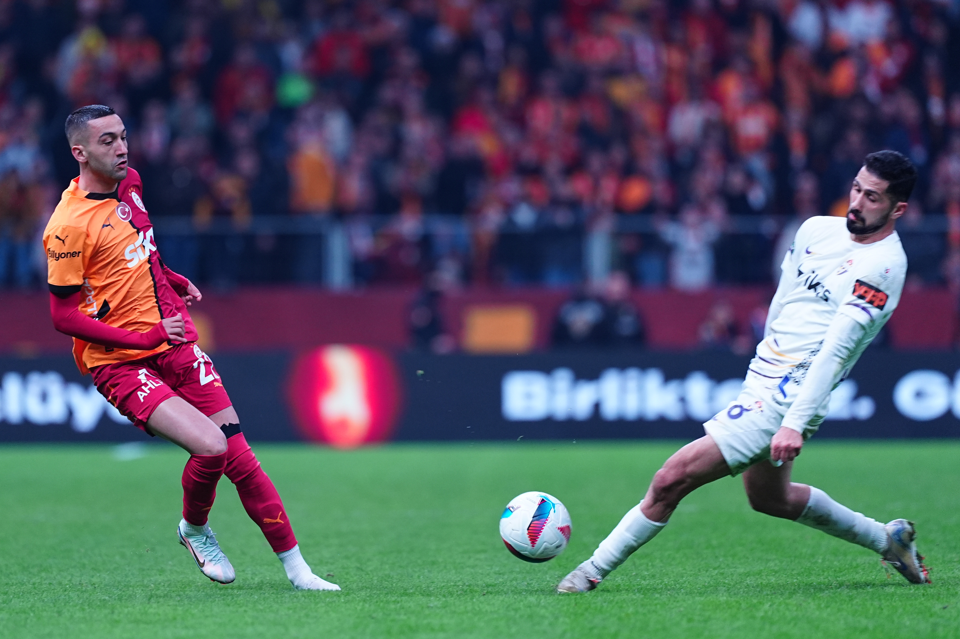 Levent Tüzemen: Eyüpspor, G.Saray'a maçı verecekmiş, 3 oyuncusu Rize maçında cezalı duruma düşmüş… Arda Turan, G.Saraylı olduğu için takımını baskılı oynatmayacakmış… Bu dedikoduları üretenler herhalde utanmışlardır. Arda Turan'ın takımı Eyüpspor çatır çatır top oynadı, ikili mücadelelerde G.Saray'ı zorladı, kanatlardan özellikle Halil'in bölgesinden etkili hücum etti. İlk golü de Halil'in ortası sonucu arka direkte eski G.Saraylı Emre Akbaba attı! Oysa G.Saray bu golü yemeden önce Torreira ve Osimhen ile iki net pozisyon kaçırdı. Sahanın çalışkanı Barış'ın ceza alanına getirip final paslarında isabeti yakalayamaması G.Saray'ın erken gol bulmasını engelledi. Osimhen, direkten dönen şutunda uzağa değil de yakın köşeye vursaydı aradığı golü bulurdu. Zor gollerin adamı Barış Alper uzatmalarda fazla kullanmadığı sol ayağı ile iğne deliğinden geçirip mükemmel bir gol attı. İkinci yarının hemen başında Sallai'nin golü G.Saray'ı öne geçirdi. Ben bu gol sonrası G.Saray'ın oyun üstünlüğünü tamamen ele geçireceğini düşündüm ama Eyüpspor'un inadı ve mücadelesi buna izin vermedi. (Sabah)