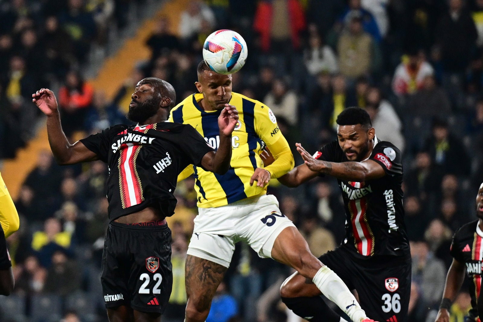 Uğur Meleke: Fenerbahçe bir 10-15 dakika kadar önde baskıyla, büyük takım ruhuyla oynadı. 1-0’ı bulduktan bir süre sonra yine meşhur “Mourinho geri vites mekanizması” girdi devreye. Fenerbahçe 15’inci dakikadan ilk devrenin sonuna kadar adeta kontak kapadı. Takımın ortalama pozisyonu geriledi. Takım boyu uzadı. Ve her geçen dakika oyuna daha fazla giren Gaziantep takımı haklı bir beraberlikle girdi soyunma odasına. Soyunma odasına birinci viteste giren Fenerbahçe, dördüncü viteste çıktı tekrar sahaya. Ve üç sebeple kazanmayı başardılar maçı: 1- İlk yarının etkisizleri İsmail-İrfan yerine Amrabat ve Maximin hareket getirdiler oyuna. 2- İlk devredeki tutucu yaklaşımından vazgeçen Mourinho, 65’te Oğuz’u sağ beke kaydırdı. Sahadaki hücumcu sayısını yediye çıkardı. Zaten eşitliği bozan gol de o bölümde geldi. Maça sol açık başlayan, 46’da sağ açığa, 65’te sağ beke geçen Oğuz, sağ önde bitirdi müsabakayı. 90 dakikada dört kez pozisyon değiştiren Oğuz Aydın, Fenerbahçe’de dünün en fazla öne çıkan adamıydı. 3- Sezon başından beri duran toplardan skor yaratma hususunda sıkıntı çeken Fenerbahçe, dün 14’üncü haftada ilk kez direkt bir ortayla kornerden gol buldu. Ve o golle de kırdı Gaziantep direncini. (Hürriyet)