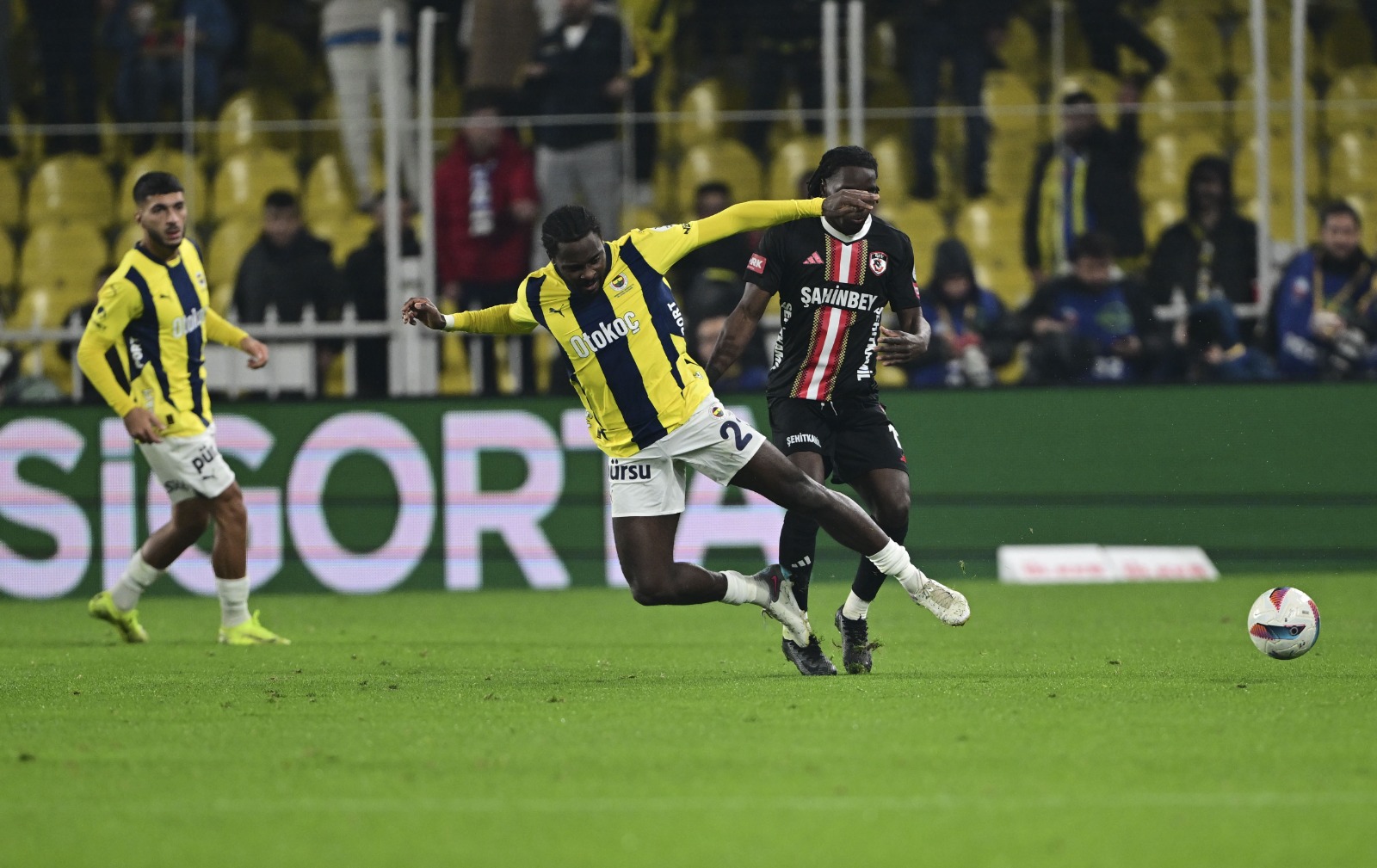 Ahmet Çakar: Sahada fevkalade kötü bir hakem vardı. İlk yarıda Osayi, kolunu bariyer yaptı topu kesti. Top bana sahanın içinde gibi geldi, dolayısıyla penaltı olmalıydı. Ayrıca ilk yarıda İsmail bir korner atışında rakibinin hem ayağına basıp hem itiyor. Bu da penaltı olmalıydı. Becao top oyundayken kasten ceza alanı içinde topsuz alanda rakibine çelme takıyor, bu da penaltı olmalıydı. Bu penaltılar hakem ve VAR hakemi tarafından görülmedi. Aynı hakem son dakikada Fenerbahçe lehine bir penaltı uydurdu ama VAR bunu düzeltti. (Sabah)