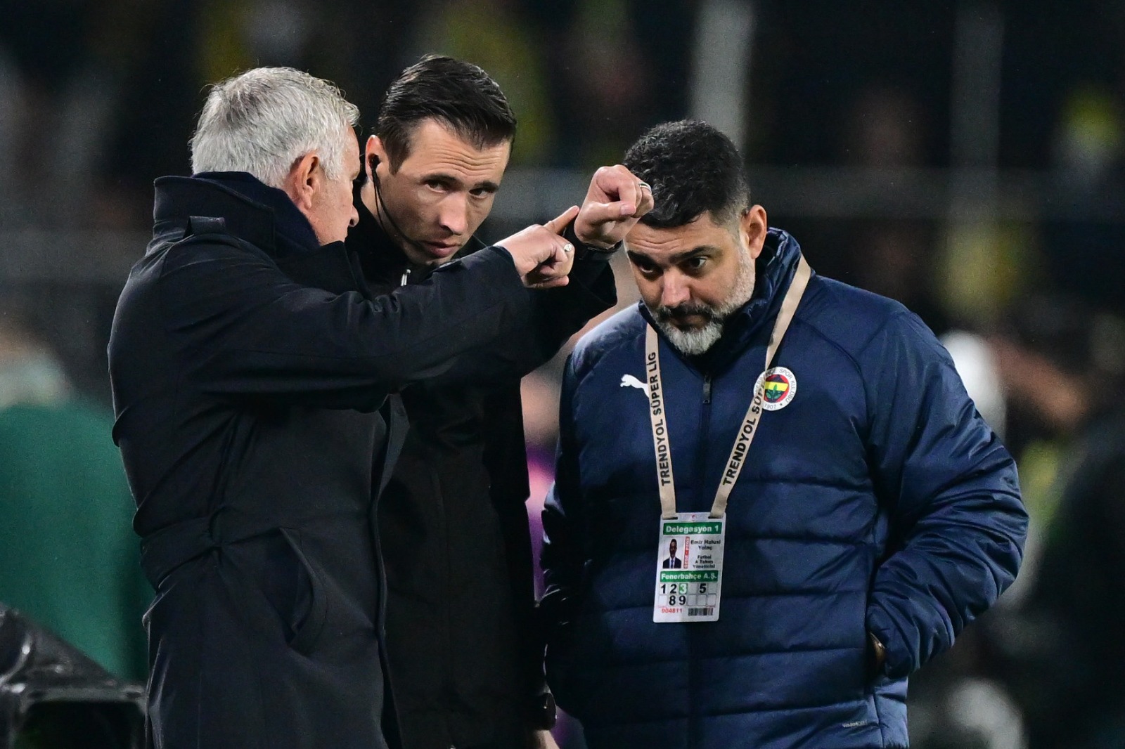 Ömer Üründül: Mourinho gibi bir teknik direktörün ilk devreyi yanlış kadro seçimiyle heba etmesini mantığım almıyor. Slavia Prag maçında takım hırpalanmış, bu yüzden muhtemel bir puan kaybı da gündeme gelebilirdi. Herhalde kendisi de bu hatasını anlamıştır. Ben dün en çok Oğuz Aydın'ı beğendim. Mourinho haftalar sonra geçen senenin flaş kanat oyuncusunu nihayet keşfetmiş oldu! G.Antep de elinden geldiğince iyi mücadele etti. Selçuk İnan iyi bir takım ortaya çıkarmış. (Sabah)