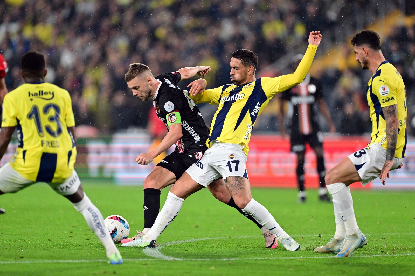 Gürcan Bilgiç: Çalışmayan korner organizasyonunda, Fenerbahçeli futbolcular ilk defa topa değdiklerinde, Becao kilidi açtı. Herkes ligin yeniden başladığının, muhtemel "yine olmayacak" krizinin farkındaydı. Birden bire mutluluğun sesi doldu stada. Dzeko'nun çivisiyle maça son nokta da koyuldu. Prag'dan sonra, ustalığını demleyen gelişine bir ayak içi… Golü görüp, "vay arkadaş" demeyen, futbolu da sevmiyordur. "Buradayım" diyen bir abi de artık Dzeko… Ligin kalan bölümünde bu baskıyı kim doğru yönetirse, ipi de göğüsleyecek. Artık Galatasaray'ı koruyacak puan farkı da kalmadı çünkü… (Sabah)
