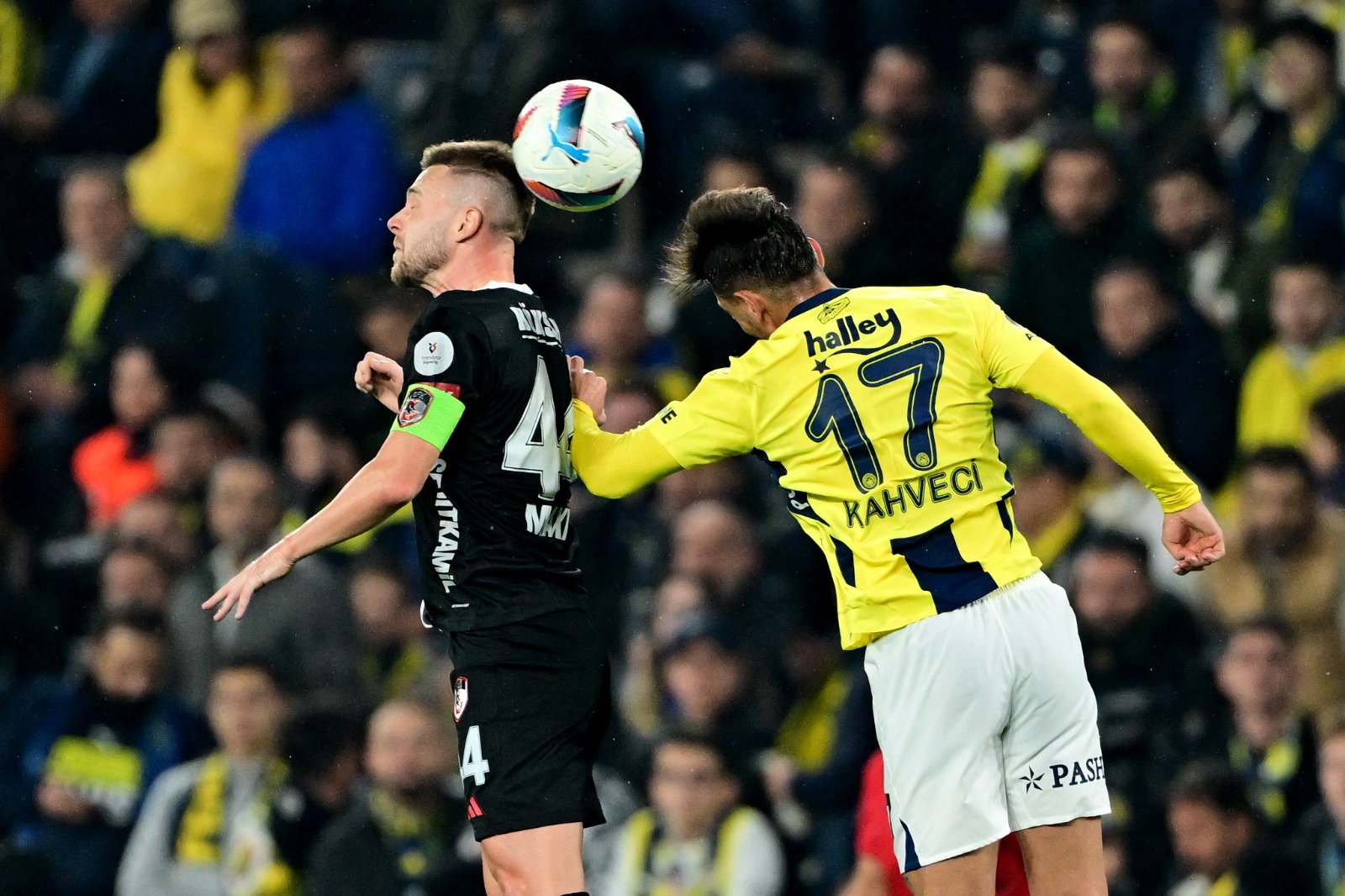Faik Çetiner: Devre arası hamle yapmayı sevmeyen Mourinho sahada işlerin iyi gitmediğini hemen gördü. İsmail niye çıktı? İrfan Can’ı dışarı alıp, Maximin rakip defansın dengesini bozdu ve Amrabat’ı sahaya yolladı. Bu değişikliklerden sonra Fenerbahçe müthiş bir baskı kurdu ama, gol gelmiyordu. Portekizli hoca bir hamle daha yaptı. Osayi ile En Nesyri’nin yerlerine Dzeko ve Szymanski’yi aldı. Rakip sadece müdafa yapıyor,hiç hücumu düşünmüyor, baskıdan kurtulamıyordu. Sonuçta hamleler semeresini gösterdi Becao ve Dzeko’nun golleri Fenerbahçe’yi korkulu rüyadan uyandırdı. Kısacası Fenerbahçe biraz geç açıldı. Biz yine de her takımın son 15 dakikası berabere giden bir maçta Gaziantep gibi kolay teslim olmayacağını hatırlatalım. (Fanatik)
