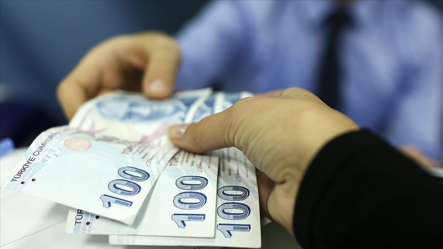 Memur ve memur emeklisi zam oranı ne olacak? Memur ve memur emeklileri için zam hesabı farklı. Memur ve memur emeklileri toplu sözleşmeye ek olarak enflasyon farkı alıyor.  Memur ve memur emeklileri yılın ikinci yarısı için yüzde 10'u toplu sözleşme zammı yüzde 9,31'i enflasyon farkı olmak üzere toplam yüzde 19,31 zam aldı.