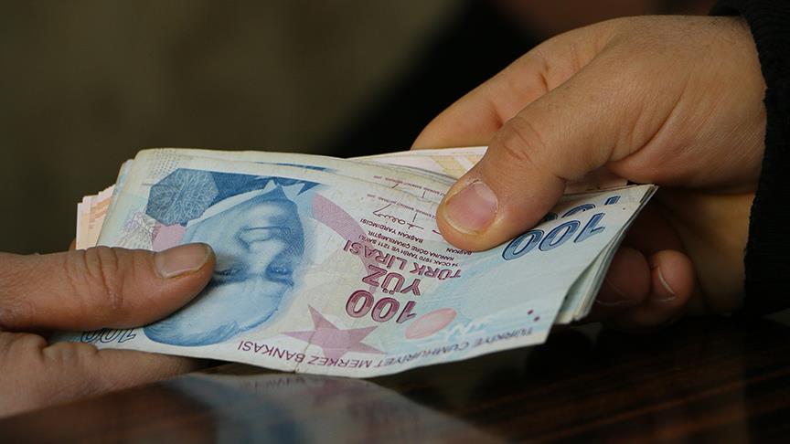 Memurlar, ocak ayından itibaren 2025'in ilk 6 ayı için toplu sözleşmeden kaynaklı yüzde 6 zam alacak. Buna enflasyon farkı eklenecek ve nihai zam oranı netleşecek.  Yılın ikinci yarısında memurlar yüzde 4,2 enflasyon farkına hak kazandı. Buna toplu sözleşme zammı eklenince şimdiden ocak zammı yüzde 10,4 olarak hesaplandı.