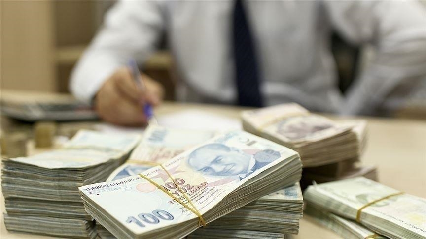 Memur ve memur emeklileri Ocak 2025'te yüzde 6 toplu sözleşme zammı alacak. TCMB'nin beklentileri gerçekleşirse memur ve memur emeklilerinin alacağı enflasyon farkı yüzde 4,95 olacak.