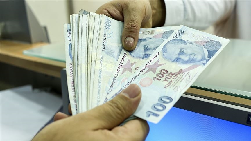 Asgari ücretin belirlenme süreci, yasa gereği işçi, işveren ve hükümetten beşer temsilciyle oluşturulan Asgari Ücret Tespit Komisyonu tarafından yürütülüyor. Komisyon, Çalışma ve Sosyal Güvenlik Bakanı tarafından çağrılır ve yeni asgari ücreti belirlemek için Aralık ayında dört kez toplanır. Komisyon, oy çokluğuyla karar alır ve başkanlık yapan Çalışma Bakanının tarafı, oyların eşitliği durumunda çoğunluğu sağladığı kabul edilir.