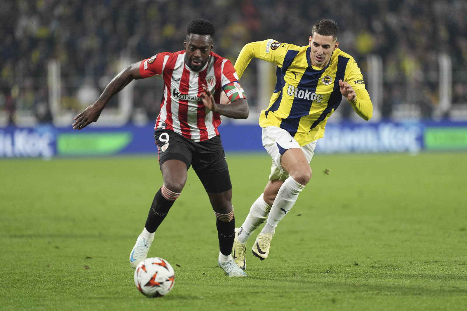Ali Gültiken: Athletic Bilbao, felsefesi olan bir takım. Kuzey İspanya'daki Bask bölgesinin en önemli ekibi. Önemli prensiplere sahip. Takımda Bask bölgesi dışından gelen çok fazla oyuncu yok. Kendi futbolcularını kendileri yetiştiriyor. Değil yabancı oyuncu, neredeyse İspanya'nın diğer bölgelerinden hiç futbolcusu yok. Birçoğu kendi altyapısının ürünü. Dolayısıyla bu düzen, takımda uzun süre birlikte oynama alışkanlığı yaratıyor. Fenerbahçe karşısında da bu sistemlerini devam ettirdiler. Boşuna Avrupa Ligi'nin zirvesinde oturmuyorlar. İspanya Ligi'nde ise zirve yarışı yapan dört takımdan birisi Athletic Bilbao…Athletic Bilbao aslında bizim ülke olarak ders almamız gereken en önemli takımlardan biri. Sürekli transfer haberleri üzerinden oluşturulmaya çalışılan bir futbol düzeni karşısında kendi kültürünü yaratabilmiş ve bunu da saha sonuçlarına yansıtabilmiş bir takımın verdiği dersi ülke olarak izlemiş olduk. (Sabah)