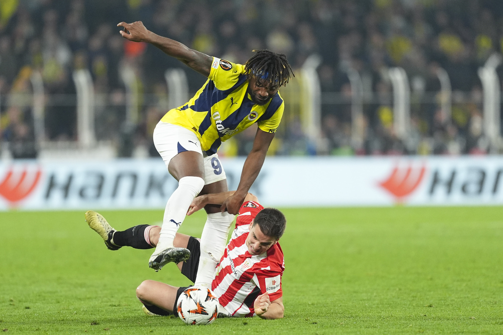 Ömer Üründül: Birçok kişiyle ters düşecek genel görüşüm var. Tadic'in kalitesine ve kariyerine asla itirazım yok ama fizik olarak günümüz futbolunun istediği en önemli ilkelerinden birine zıt kutup teşkil ediyor. Pres yapmıyor, çalım atamıyor, dribblingi yok. Eğer Mourinho, Tadic'e bugüne kadarki gibi sınırsız kredi tanımaya devam ederse işlerin rayına gireceğini zor görüyorum. Son sözüm Samet için; büyük bir hata yapmıştır ama taraftarın 5. dakikadan itibaren top Samet'e her geldiğinde tepki göstermesi inanılır gibi değildi. Bu tepkinin sadece Samet'i değil tüm takımı ve teknik ekibi olumsuz etkileyeceğini nasıl düşünemiyorlar. Hayretler içindeyim. (Sabah)