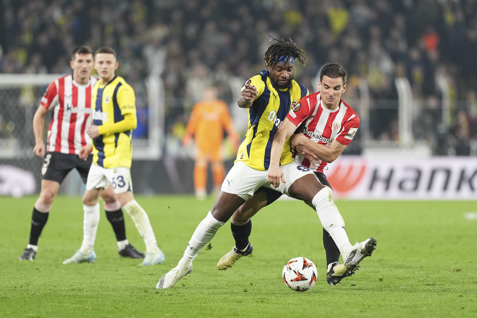 Güntekin Onay: Sarı lacivertli temsilcimizin hücumda bu kadar yetersiz kalmasının sebebi, Youssef En-Nesyri rakip savunmaları zorlayan bir oyuncu asla değil. Pasör değil, hızlı değil, dribblingi yok. Szymanski de bağlantı oyuncusu değil. Gol tehdidi yok. Bir şeyler yapıyormuş gibi görünen Allan SaintMaximin ise çok top kaybı yapıyor. Attığı pasların yarısı rakibe. Şut atmadan pozisyona girmeden “0” gol beklentisiyle oynadı aldığı sürede. İsmail-Amrabat Szmansyki orta sahasından yaratıcılık beklemek mümkün mü? Değil. Hal böyle olunca Amrabat sürekli uzun top atmak zorunda kaldı. Jose Mourinho gibi büyük kariyere sahip, dağ gibi tecrübesi olan bir teknik adam Samet, En-Nesyri ve Szmansyki’de neden bu kadar ısrar ediyor? Anlamak mümkün değil. Sıradaki Avrupa maçı Lyon ile. Fenerbahçe, Fransız temsilcisini yenemezse bu ligden çıkma şansını da iyice zora sokar. (Hürriyet)