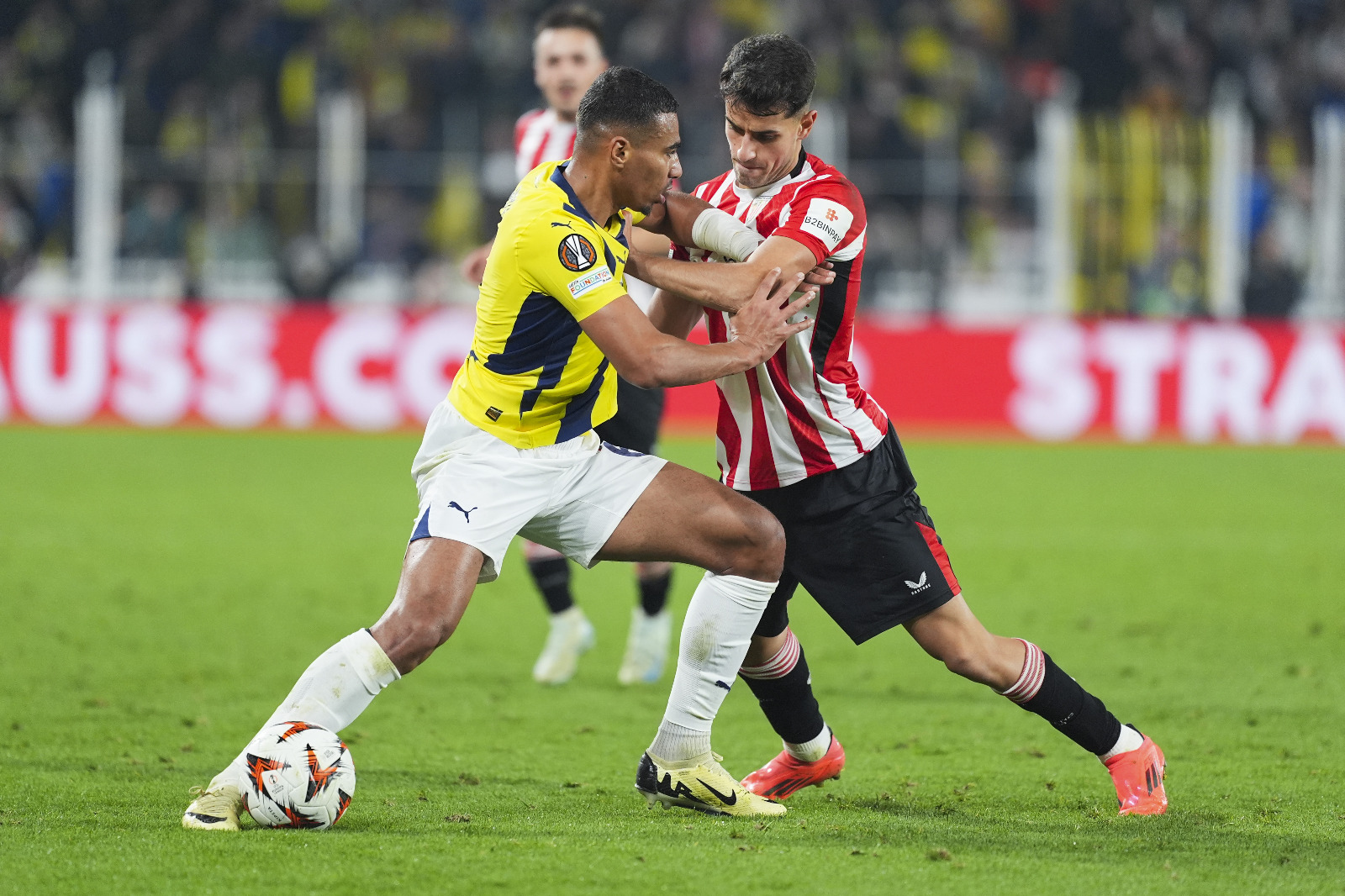 Faik Çetiner: Fenerbahçe’de Osayi, Amrabat, Maximin ve İsmail Yüksek’e arkadaşları ayak uyduramıyordu. Son 30 dakika, Mourinho’nun hamle dakikalarıydı. Szmanski’yi dışarı alıp Dzeko ile çift forvete döndü. Baktı olmuyor bu defa Tadiç ve Maximin’in yerlerine İrfan Can ve hiç şans vermediği Cengiz Ünder’i oyuna aldı. Derken Mert Müldür kırmızı gördü ve teslim bayrağı çekildi. Mourinho geçmişi ile övünmeye devam edebilir. Ancak Fenerbahçe’de işler iyi gitmiyor. Yanlış 11’ler, yanlış hamleler ile Fenerbahçe’yi hedefe götüremeyecek gibi. Tribünler şimdilik yönetimi protesto ediyor ama böyle giderse sıra Portekizli hocaya gelir. Bakalım Mourinho ne kadar zaman daha cepten yemeye devam edecek? (Fanatik)