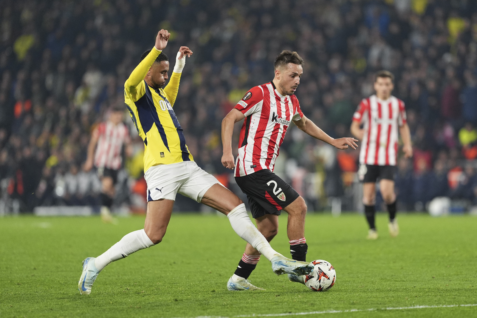 Cem Dizdar: Fenerbahçeli oyuncuların uluslararası tanınırlığı bizim açımızdan malum! Çoğu ülkemizin küresel tanınırlığı ve ülkemizin tanıtımı açısından önemli rol oynuyor diye kabul ediyoruz! Takımın piyasa değeri de 226 milyon Euro görünüyor. Peki çoğunun adını ilk kez duyduğumuz Athletic Bilbao’nun piyasa değeri ne kadar? 338 milyon Euro! Üstelik o takım, oyuncularının büyük çoğunluğunu yaklaşık 2.5 milyon insanın yaşadığı İspanya’nın Bask bölgesinden yetiştiriyor. Peki bu bize ne anlatır? Elbette çoğumuza hiçbir şey!.. (Fanatik)