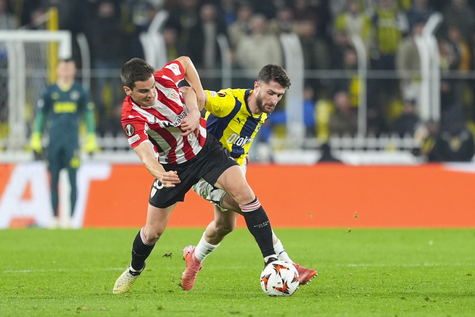Bülent Timurlenk: Bask ekibinin oyunu genişleten ve ezberlenmiş oyunu karşısında Fenerbahçe ilk yarıda isabetli şut atamazken, Inaki büyük golcülüğünü topu tavana asarak gösterdi. İki gol atmasına rağmen maçın adamı İnaki değil müthiş futbol oynayan Sancet idi. Maçın ilk kırılma anı Samet'in geri pası ise ikincisi de Mert'ın kırmızı kart gördüğü dakikaydı. Kadıköy'de mutlaka kazanılması gereken bir maçı biri isabetli 4 hücumla bitirmek, çift santrfora dönüp topu şişirmek ve Cengiz'den bir şeyler beklemek Mourinho'ya; gerisi ise 3 kulvarda yola çıkıp, ligde 6 puan geride kalan, Avrupa'da 6 maçta 8 puan toplayan, Türkiye Kupası'ndan çekilen Fenerbahçe yönetimine yazar… (Sabah)