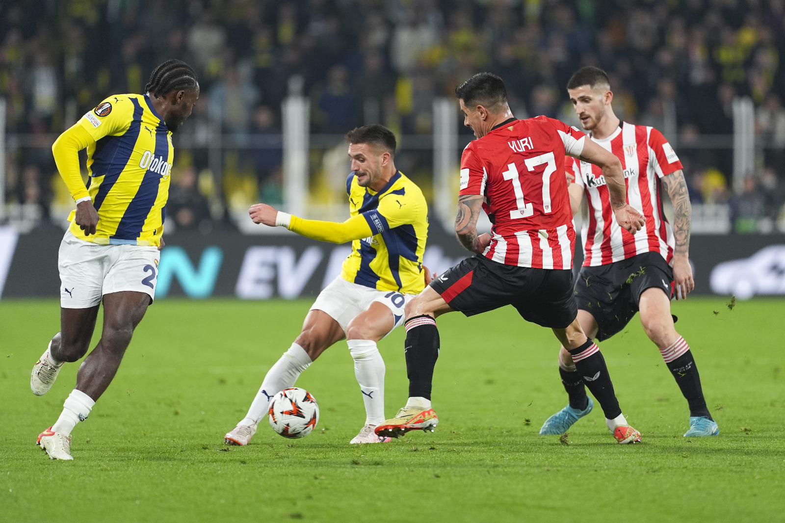 Tayfur Bayındır: Elbette tüm maçı Samet ve İsmail'in sırtına yüklemek büyük haksızlık olur. Tadic ve Maximin'in kanatlarda son derece verimsiz olduklarını, Szymanski'nin İspanyolların sert orta sahasında kaybolduğunu ve En Nesyri'nin de beslenemediği için gölge boksu yaptığını unutmayalım. Fenerbahçe'nin sadece Amrabat performansıyla bu maçtan puan almasını düşünmek zaten hayalcilik olurdu. Jose Mourinho bu maçta da, bir hayal kırıklığı olarak karşımıza çıktı. Oyuna müdahalesinin çok daha erken olması gerekirdi. Seyirci baskısıyla Çağlar'ı oyuna alan Mourinho'nun, ikinci yarıya başlarken oyunun çağırdığı asıl değişiklikleri yapmamasına bir anlam vermek de mümkün değil.  Avrupa'da büyük hedefe yürümek artık Kaf Dağı'nın arkasında. Hayalden çıkıp gerçeğe dönmek ise Mourinho'nun elinin altında. (Milliyet)