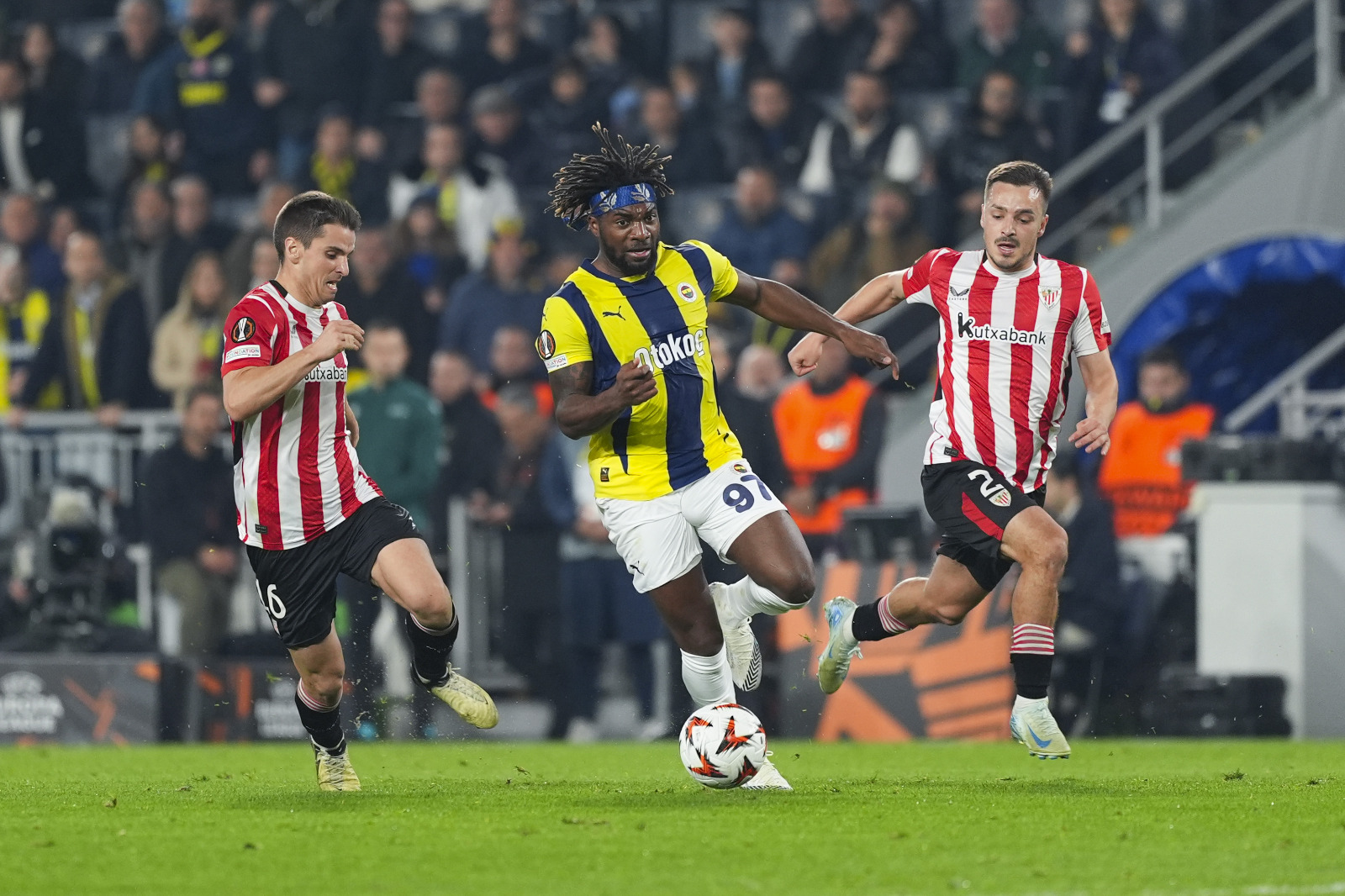 Atilla Gökçe: Fenerbahçe’nin en gayretli oyuncuları iki beki Osayi Samuel ve Mert Müldür oldu. Tadic ve Maximin, kanatlarda yapması gereken işleri de sergileyemediler. Biraz geriye çekilerek olayın bütününe bakarsak… Mourinho’nun oyuna müdahalede devre arasını beklediğini gördük. Oysa ilk yarıda, oyun akışının içinde uyarıları ve müdahaleleri olabilirdi. Portekizli hoca, Samet’i oyundan daha erken alabilirdi. Sakatlıktan dönen İrfan Can Kahveci de arkadaşlarından beklenen reaksiyonu Dzeko’nun katılımıyla Fenerbahçe çift santrforlu oyunu göstererek bir şeyler anımsatmak istedi, ama nafile!. Fenerbahçe, Süper Lig ve Avrupa’da üst üste ikinci maçı kaybetti. Her iki maçta hedef şansını zayıflatacak nitelikte. Mourinho’nun zor zamanlarda karizmasını, vizyonunu ve enerjisini ortaya koyması gerekiyor. (Milliyet)