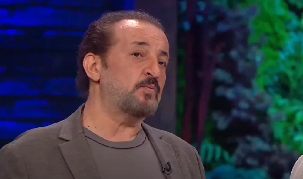 MasterChef'te 11 Aralık akşamı haftanın ikinci eleme adayı belli oldu. Şefler, ikinci etapta yarışmacıların bıçak kullanmasına izin vermedi. Mehmet Şef bir yarışmacının cebinde yasak alet buldu.