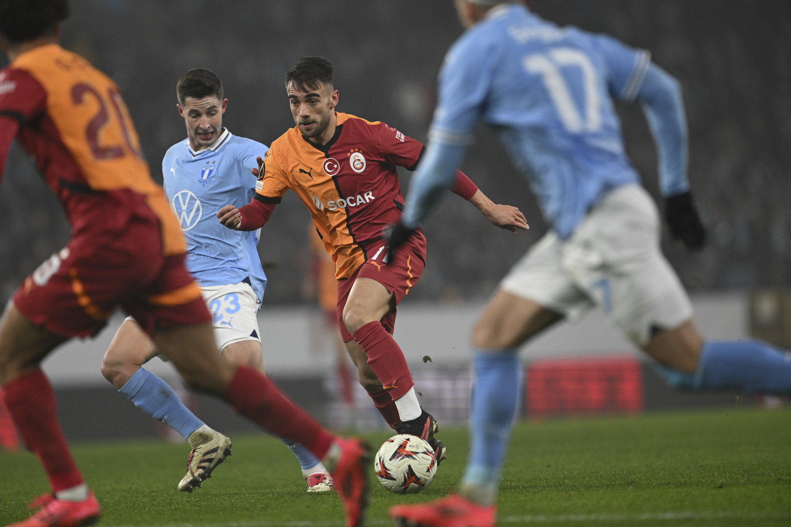 Zeki Uzundurukan: Okan Buruk'u Kerem hamlesi için tebrik etmek lazım. Korkusuzca Kerem'i soktu oyuna. Normal şartlarda başka bir hoca olsa sahaya bir stoper sürerdi. Galatasaray ikinci yarıya daha coşkulu başladı. 56'da Yunus Akgün çıktı sahneye. Mertens ile duvar pası yapıp, harika bir vuruşla Galatasaray'ı öne geçirdi. 2-1'i yakaladıktan sonra maçı tek kaleye çevirdik. Dalga dalga Malmö'nün üzerine gittik. Geldiği günden beri sürekli eleştirilen Jelert, dün iyi oynadı, gol attı. Büyük moral buldu. Jelert bundan sonra Okan hocadan daha fazla forma şansı bulacaktır. Her şey yolunda giderken son dakikalarda büyük baskı yedik. Uzatmalarda da golü yedik. Çok yazık oldu. 3 puan avucumuzun içindeyken 1 puana razı olduk! 1 puan ilk 8 yolunda kötü değil elbette! Ama 2-1'i bulduktan sonra 3'ü çok rahat bulabilirdik. Olmadı! Uzatma dakikaları tam bir kabus gibiydi. Bunca eksiğe rağmen deplasmanda alınan puan hiç de kötü değil! Dinamo'yu yener, ilk 8'den 16'ya adımızı yazdırırız.  (Fotomaç)