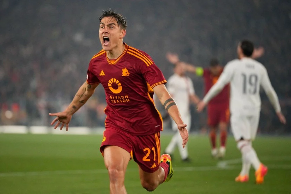 Galatasaray'ın transfer gündemine gelen Paulo Dybala'nın, Roma ile yollarını ayırma noktasına gelmesine neden olan olayların başlangıcının Jose Mourinho dönemine dayandığı ileri sürüldü.