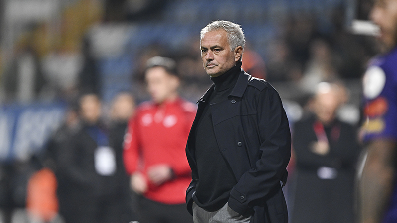 Uğur Meleke - Hürriyet: Mourinho maalesef hiçbir kritik maçta fark yaratamadı. Ligin üst grubundan Galatasaray, Beşiktaş, Samsun, Eyüp, Göztepe, Avrupa’da Lille, Alkmaar, Twente, Bilbao’nun hiçbirini yenemedi. Derbilerde beraberliğe razı gözüktü. Samsun, Göztepe gibi maçlarda skoru korumaya kalktı; Eyüp, Alkmaar gibi müsabakalarda takımını canlandıramadı. Mourinho 2004’e, Mourinho 2014’e elbette büyük saygı duyuyoruz ama Mourinho 2024’ün hiçbir fark yaratmayan, sihrini kaybetmiş, sıradan bir görüntüsü var.