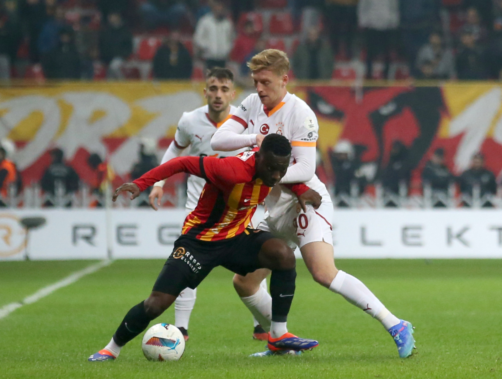Uğur Meleke: Galatasaray için farklı skora rağmen sezonun belki en iyi oyunlarından biri değildi, ancak süperstar olma yolunda bir adam, Yunus çıktı yine sahneye. Galatasaray’ın 3-4-2-1 oynadığı (Mertens’le Yunus’un santrfor arkasında iki on numara gibi konuşlandığı) dönemde duraksamıştı Yunus. Ancak Okan Hoca tekrar klasik 4-2-3-1’e döndü, Yunus da zincirlerinden kurtuldu. 4-2-3-1’e geri dönüldüğünden beri Yunus uçuşta: Sivas’ta üç golün içinde var. Malmö’ye gol attı. Trabzon’a karşı 1 gol-1 asistle oynadı. Kayseri’de de yine 4 golün içinde o var. Son birkaç ayda milli takımda da yerini sağlamlaştıran Yunus, bence Süper Lig’de ilk devrenin yıldızı. Süper Lig’de bu sezon 10 gole direkt katkı yaptı, Avrupa Ligi’nde de krallıkta zirvede. (Hürriyet)