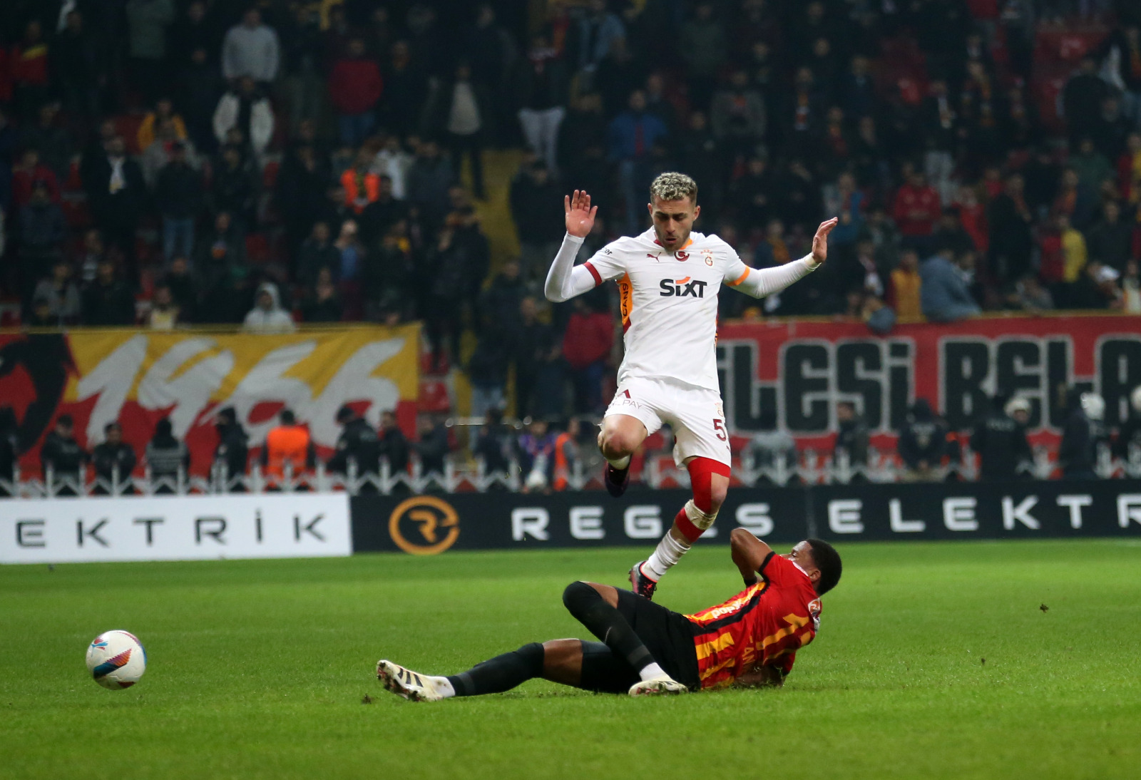 Fırat Aydınus: Galatasaray bu ligde hem bireysel hem takım hem de oyun olarak farklı. Geride olsalar bile özgüvenliler. Öne geçince bu özgüven tavan yapıyor. Nitekim bu özellikleri sayesinde 8 puanlık fark yakaladılar. Galatasaray kötü oynarken bireysel kabiliyet devreye giriyor. Açık alanları en efektif kullanan oyunculara sahip. Kilidi açan bu oyuncuların atletik kapasitesi çok fazla. Evet, Barış Alper ve Osimhen 2’şer gol attılar ama bu maçın yıldızı kesinlikle Yunus’tu. Kerem Aktürkoğlu gittikten sonra performansını her gün üstüne koya koya bu seviyelere getirmeyi başardı. Skor 5-1 iken gelişen Kayseri atağında Galatasaraylı futbolcuların ikinci golü yememek için ortaya koyduğu mücadele Okan Buruk’un öğrencilerinin hırsının en güzel göstergesiydi. (Hürriyet)