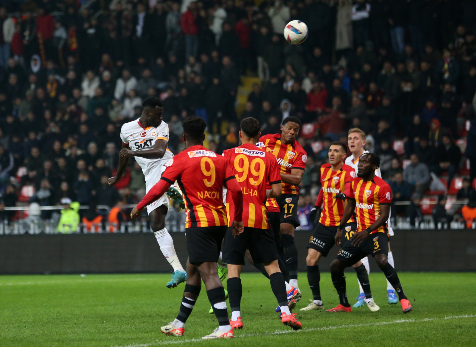 Reha Kapsal: İkinci yarı Galatasaray daha kendi gücüne yakın bir oyunla başlangıç yapınca ve üstüne Yunus'un 60 metre topla tempolu driblingi ve de son vuruştaki bitiriciliği mükemmeldi. Sanırım şu ana kadar ligimizdeki atılan en iyi 2 golden birine aday olacaktır tartışmasız... Zaten bu golle maçın fişini de bir bakıma çekmiş oldular. Galatasaray maçının zaman zaman bazı bölümlerinde iyi oynamasa bile kazanmasını her zaman bilen bir takım. Bunun en önemli nedeni doğru kadro planlaması. Düşünün seviyeyi... İcardi yok ama Osimhen var... Başka söze gerek var mı? Bununla beraber ortaya çıkan bu tablo tartışmasız ligimizin üzerindeki oyuncu kalitesidir. (Fotomaç)
