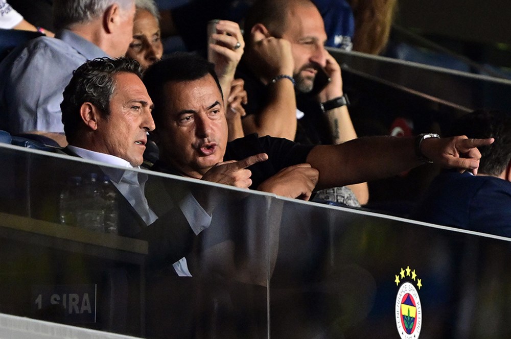 Sezona şampiyonluk parolasıyla giren Fenerbahçe, ara transfer dönemi için çalışmalarını sürdürüyor. Sarı-lacivertliler, takıma yapacağı takviyelerin yanı sıra gönderilecek isimleri de belirledi.