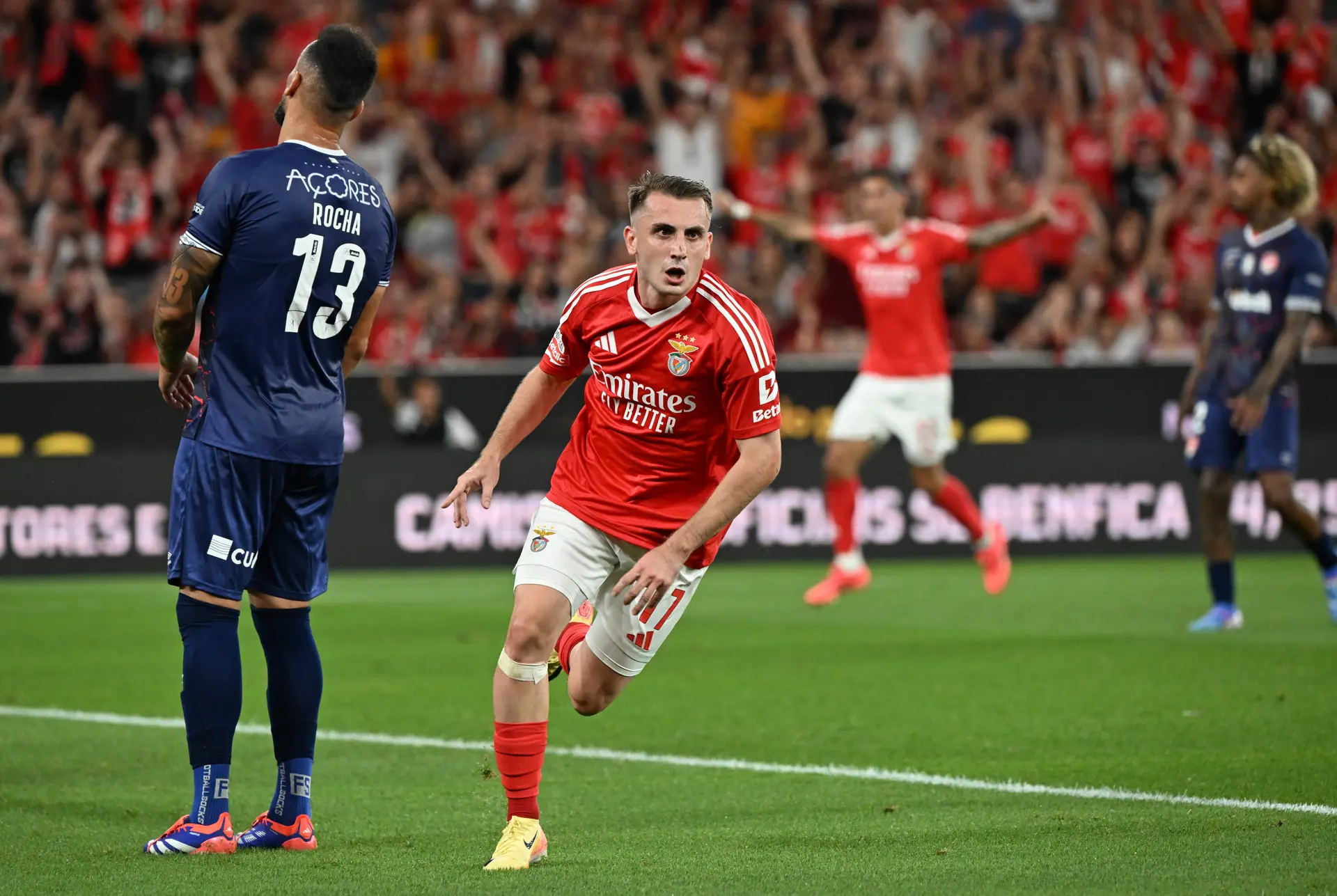 Galatasaraylı futbolcu Kerem Aktürkoğlu, Portekiz'in Benfica takımına transfer oldu.