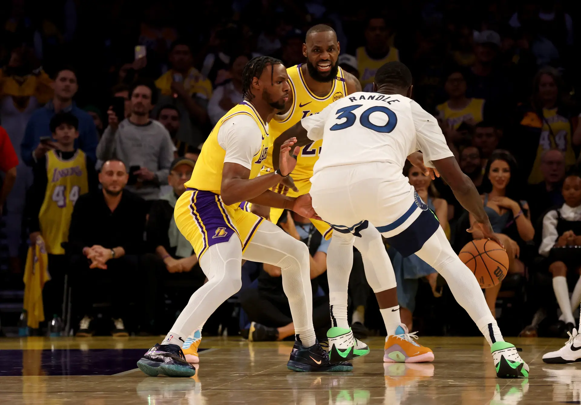 Los Angeles Lakers forması giyen 39 yaşındaki ABD'li yıldız basketbolcu LeBron James ile 20 yaşındaki oğlu Bronny James, Lakers'ın sezon açılışı karşılaşmasında NBA'de birlikte oynayan ilk baba-oğul ikilisi olarak tarihe geçti.