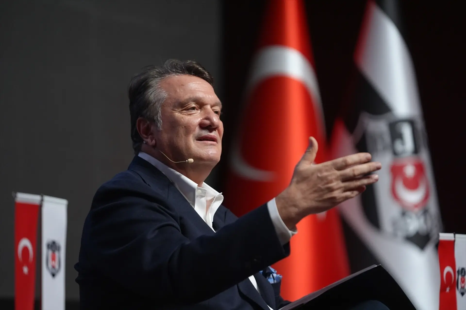 Hasan Arat, Beşiktaş Kulübü başkanlığından istifa ettiğini açıkladı.