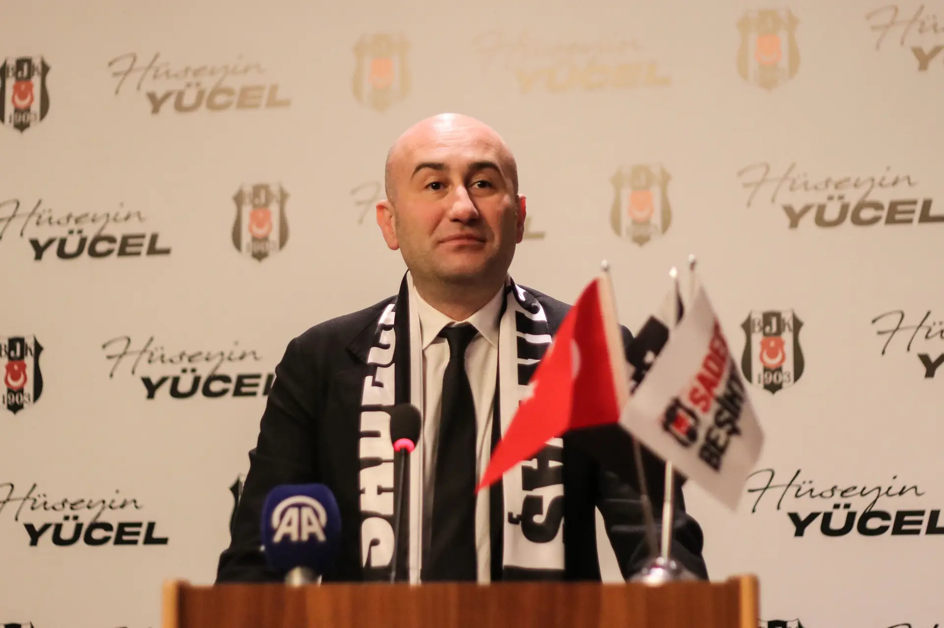 Beşiktaş Kulübü, Hasan Arat'ın Beşiktaş Futbol AŞ başkanlığı ve üyeliğinden istifa ettiğini, yerine Hüseyin Yücel'in atandığını duyurdu.