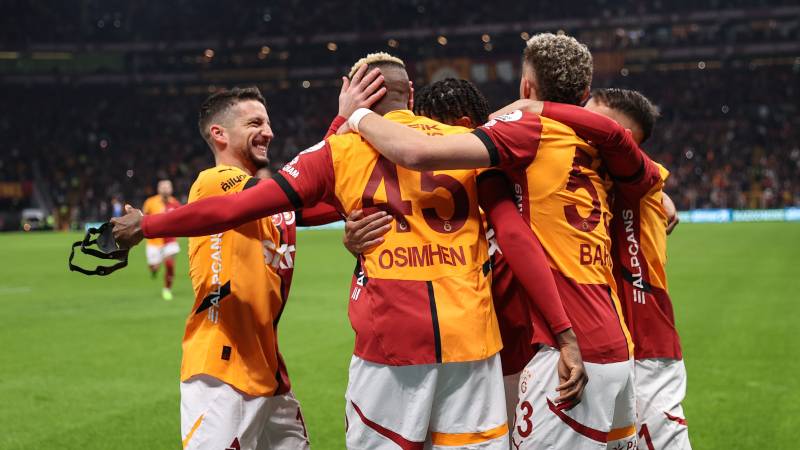 Spor yazarları, Galatasaray'ın Göztepe galibiyetini yorumladı: "2025'te yine kendisi ile yarışacak gibi görünüyor"