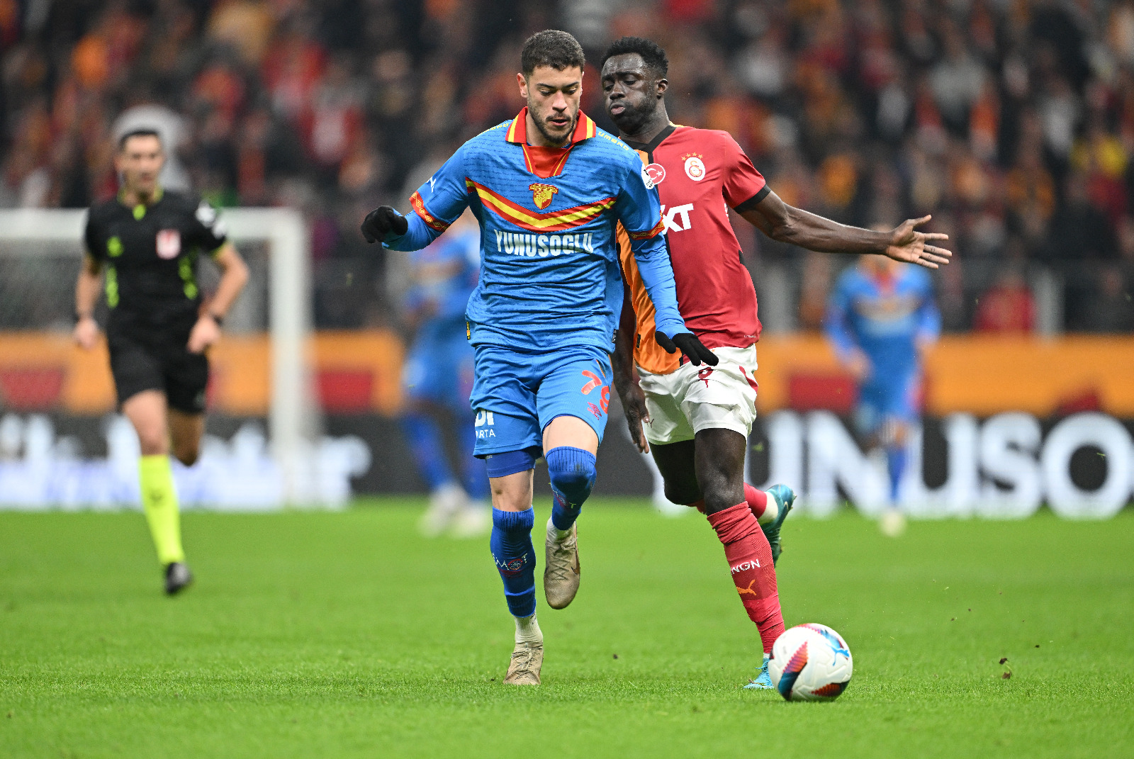 Zeki Uzundurukan: Gabriel Sara, Abdülkerim ve Davinson Sanchez'in arasına girerek üçüncü bir stoper gibi müthiş işler yaptı. Göztepe, Kaan Ayhan'ın kanadını çok iyi kullandı. Yunus Akgün çok fazla savunmaya yardım edemedi. Mertens ilk yarıda kötü bir oyun çıkardı. Hücuma katkısı çok az oldu. Mertens oyuna ağırlığını koyamayınca; istediği pasları alamayan Osimhen de etkisiz kaldı. Galatasaray, ikinci yarıda daha hızlı top çevirmeye başladı. Hızlı ve güçlü oyun; Göztepe'nin geriye yaslanmasına neden oldu. İkinci bölümde Mertens daha fazla sorumluluk almaya başladı. Oyunu bir maestro gibi yönetmeye başlayan Mertens, 61'de Yunus'a 'al da at' dedi. Yunus Akgün de şık bir vuruşla Galatasaray'ı tekrar öne geçirdi. Mertens biraz kıpırdayınca, oyuna ağırlığını koyunca tahrip gücü yüksek bir Galatasaray ortaya çıkıyor. Aslan, Mertens ile çok daha kolay kükrüyor! Sahada kaldığı 74 dakika içinde özellikle de ikinci yarıda müthişti Mertens. 2024'ü 2,75 puan gibi olağanüstü bir puan ortalamasıyla kapatan lider Galatasaray, 2025'te yine kendisi ile yarışacak gibi görünüyor! Bize de bu başarıyı alkışlamak ve takdir etmek düşer! (Fotomaç)
