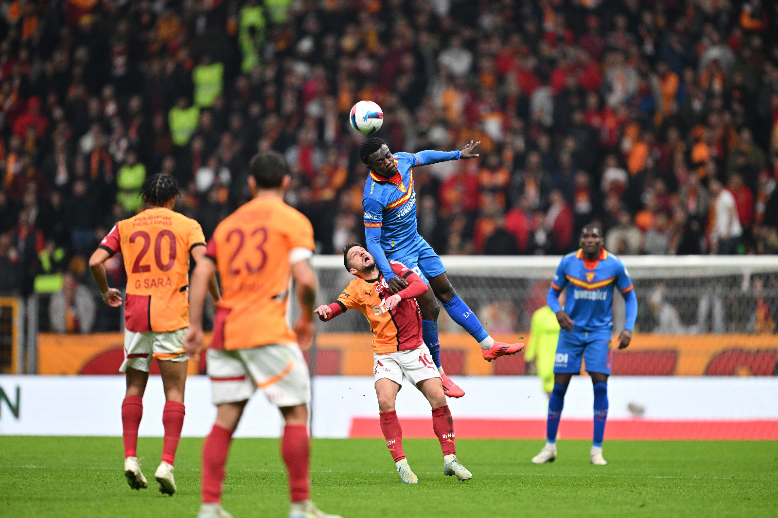 Uğur Meleke: Galatasaray bu sezon direkt rakipleri Fenerbahçe ve Beşiktaş’ı yendi, ligin sert sınavları Trabzon, Samsun ve Göztepe’yi geçti. Sadece Eyüp ve Kasımpaşa’ya ikişer puan bıraktı. Avrupa Ligi’nde namağluplar, Yunus gol, Mertens de asist kralı. İstanbul’da puansız ve hedefsiz Dinamo Kiev’i yenerlerse büyük ihtimalle son 16 biletini de ceplerine koyacaklar. Okan Buruk’un talebeleri süper bir 2024’ü geride bıraktılar gerçekten. (Hürriyet)