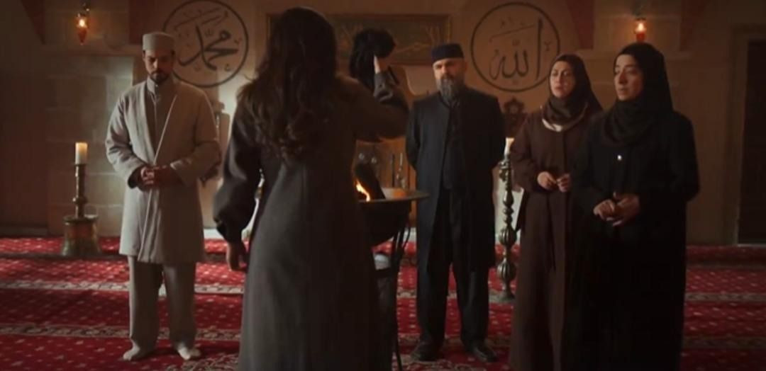 "Siz bize bakınca insan görmüyorsunuz. Siz bize bakınca bir tek hükümdarlığınıza girmeyi kabul etmiş tebaa görüyorsunuz" diyen Birgül, başörtüsünü çıkarıp ateşe attı. 