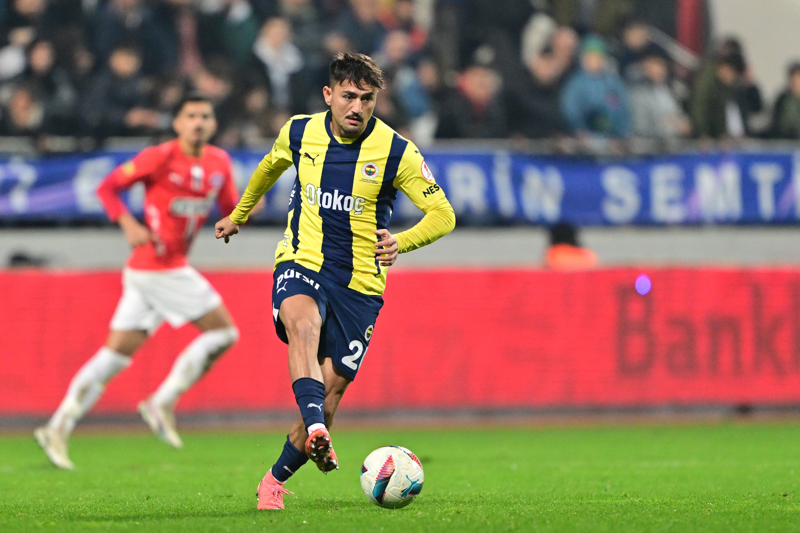 Faik Çetiner: Bir tarafta neyi, ne için protesto ettiğini bilmediğimiz maça U19 takımıyla çıkan Kasımpaşa var. Diğer tarafta maça çıkmaya 24 saat kala karar veren Fenerbahçe. Bu kafayı anlamak mümkün değil. Futbolseverler böyle yaklaşımları asla hak etmiyorlar. Avrupa’ya kolay yoldan gidilen bu kupa oyununa yan gözle bakmak gerçekten acı. Maç önü yaşananlar, haklı olarak tribündeki seyirciyi de kaçırmıştı. Oyunda ne heyecan vardı, ne çekişme... Mourinho’nun ligde şans vermedikleri ilk 11’de (Cenk, Bartuğ, Yusuf) yer buldular Karşıda rakip olmayınca maça konsantre olmak da zorlaştı. Buna rağmen idman havasında geçen karşılaşmayı Fenerbahçe elini kolunu sallayarak kazandı. Bu maçta forma şansı bulan ve goller atan Bartuğ Elmaz ve Yusuf Akçiçek ilk 11’i yine ligde değil, kupa oyununda görürler. (Fanatik)