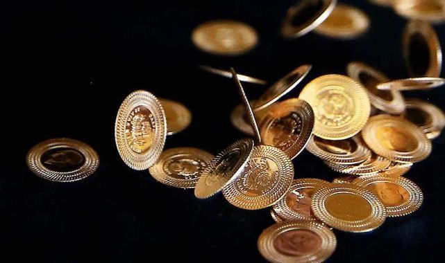 Çok sorulan sorulardan biri de şu.   Ons altında yükselişler görüyoruz.  Yani 2600 dolar seviyesini kırdı, 2680 dolar seviyesini yukarı yönünü kırdı, gidiyor.  Ama gram altında ons altın kadar hızlı bir gidiş yok.  Neden?  Çünkü arkadaşlar bugüne kadar malum son 1,5 yılın 2 yıla yakın bir süredir ithalat yasağından dolayı, kod uygulamasından dolayı fiziki altınlarda 3000 dolar, 4000 dolar aralığında işçilikler vardı.