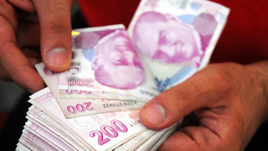 Emekliler, yılda iki kez aldıkları bayram ikramiyelerine bu yıl bir zam yapılmasını umut ediyor.   2024 yılında Cumhurbaşkanı Recep Tayyip Erdoğan, emeklilere verilen bayram ikramiyelerinin yüzde 50 oranında artırılarak 3 bin liraya çıkarıldığını duyurmuştu.
