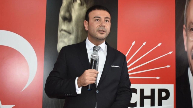 İstanbul Cumhuriyet Başsavcılığı, İstanbul'da, Aziz İhsan Aktaş liderliğindeki çıkar amaçlı suç örgütünün, belediye başkanlarına ve belediyelerin üst düzey yöneticilerine rüşvet vermek suretiyle ihale süreçlerini organize ettiği, ihaleleri kendi firmalarının almasını sağladığı suçlamasıyla başlatılan soruşturma kapsamında CHP'li Beşiktaş Belediye Başkanı Rıza Akpolat'ın da aralarında yer aldığı 47 kişi hakkında gözaltı kararı verildiğini duyurdu. Akpolat'ın gözaltına alınmasına siyasi isimlerden gelen tepkiler şöyle oldu: