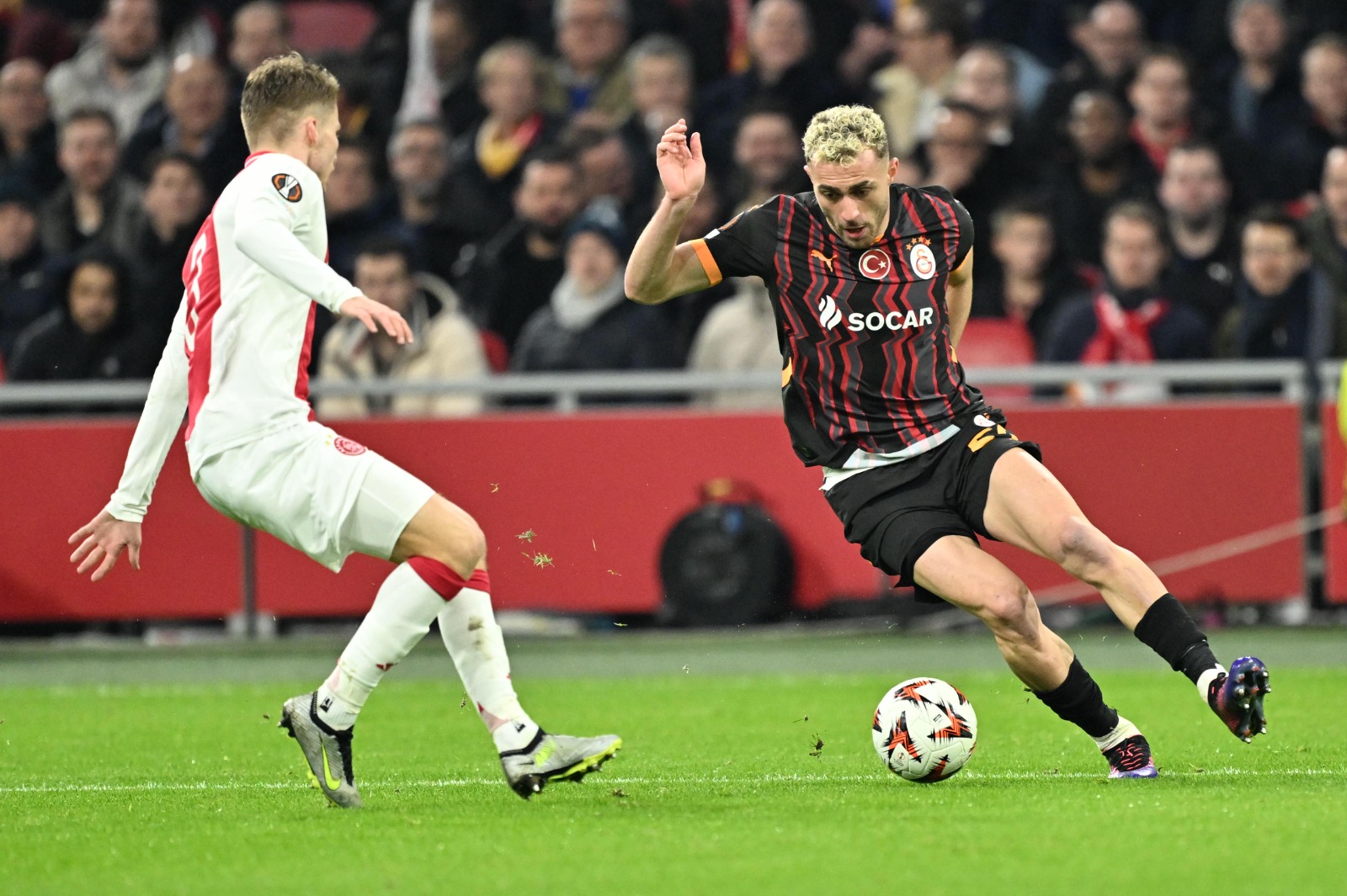 Mustafa Ersoy: Maça dair anlatacak çok şey var. Ajax, ısrarla geriden oyun kuran çok hızlı çıkan bir takım.  Buldukları 2 gol de karbon kopya. İkinci gol ders diye izlettirilir. Kaan Ayhan orta yapmak istiyor top yanlış falso ile Ajax kalesine giderken korner kazanan Galatasaray, kaleci ''Pasveer''in pas vermesine engel olamıyor ve hızlı bir hücumla umutlarını kaybediyor. Barış Alper, Mertens ve Yunus ne zaman tempoyu yükseltti, o zaman pozisyon buldu. Yükselen formuyla dikkat çeken Osimhen yine golünü attı ama tempo düşük kalınca o da Ajax defansı arasında kayboldu. Galatasaray sadece maçı kaybetmedi, sarı kart gören Osimhen, Torreira ve Sanchez'i de kaybetti. Şimdi taraftarın sabırsızca istediği transferlerin yeni Avrupa listesine yazılıp, cezalı futbolcuların yerine oynaması bekleniyor. Top yönetimde.  (T24)
