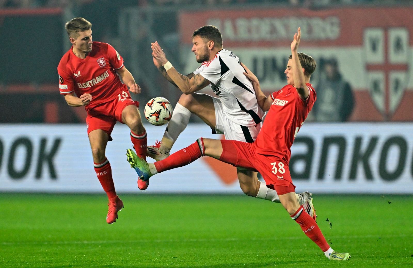 Ali Gültiken: Beşiktaş'ın aslında bu sezon başından beri yaşadığı sürekli bir değişim var. Bir hafta iyi, iki hafta farklı performanslar ortaya koyabiliyor. Bu istikrarsızlık maalesef takımın içerisine yer etmiş durumda. Twente karşısında da bu belirsizlik devam etti. Beşiktaş taraftarı, her maçta takımın performansı nasıl olacağı konusunda öngörüsünü de kaybetti. Takım, güzel şeyler hayal ettirdiği bir anın arkasından farklı bir hayal kırıklığı ile karşılaştırabiliyor. Bu kadar sıkıntılı geçen bir sezonun içerisinde aslında bir iki tur daha buralarda kalabilecek bir skor Beşiktaş'ı çok mutlu ederdi, kendi adına tutunabilecek yeni bir hedef oluşturabilirdi. Bu futbolcuları da yeniden tamir edebilecek bir şeydi ama bu da artık elden itti. Siyah-beyazlıların önünde kalan hedeflere motive olmaktan başka bir alternatifi kalmadı. (Sabah)