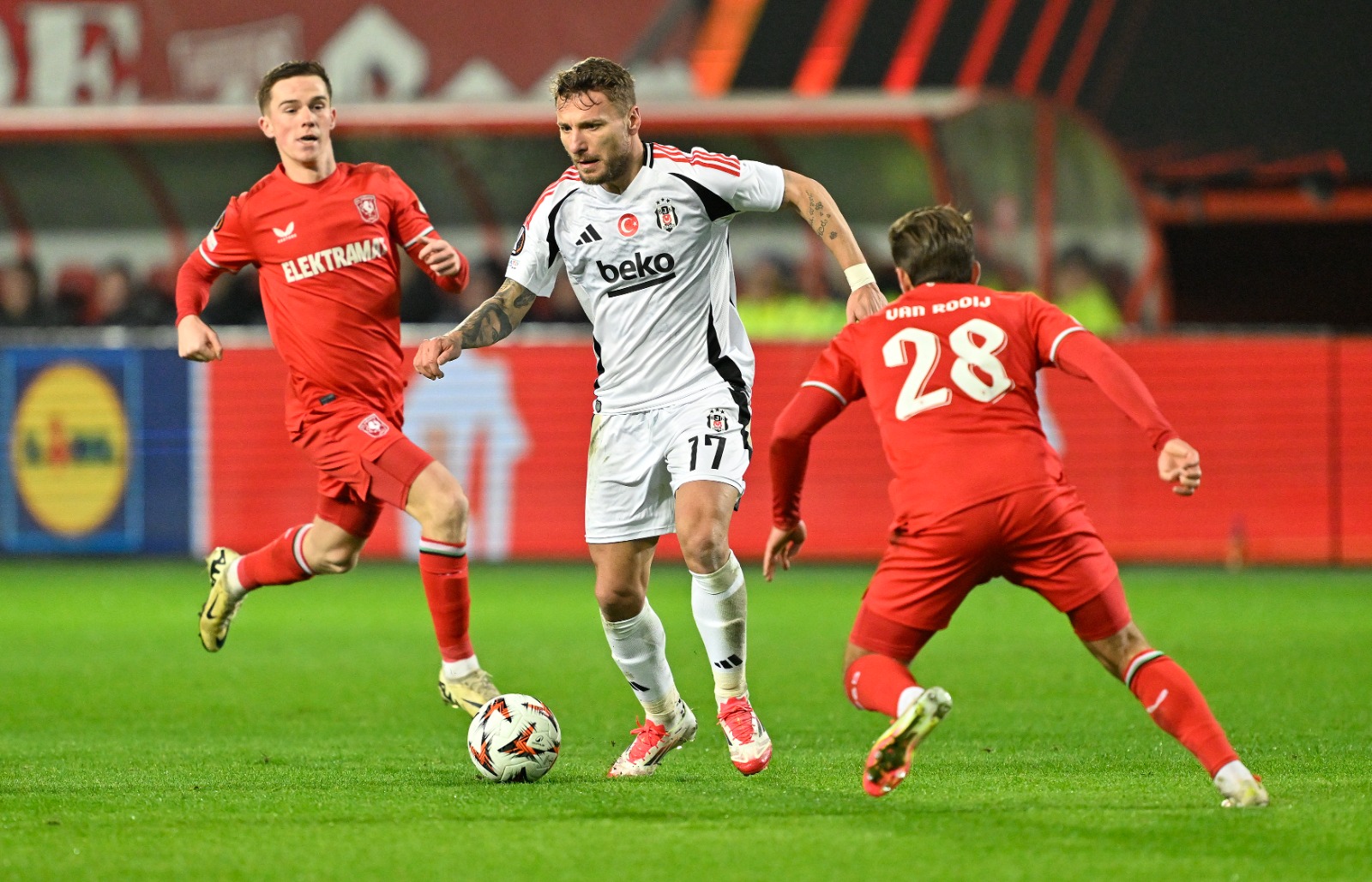 Attila Gökçe: Savunmasında ve orta alanında kazandığı topları kısa paslarla kullanmak isteyen Beşiktaş, Twente’nin genç ve dinamik oyuncularının hamle üstünlüğüne takıldı. O hımbıl ve yorgun paslaşma komedisinin içinde yoldan geçen biri de olsa topu kapıp Rots gibi golü atabilirdi. Ole; Joao Mario, Onur ve Mustafa’yı oyuna sürdü ama nafile… Kimse kusura bakmasın. Beşiktaş’ın Hollanda’ya gelirken kimliğini İstanbul’da bıraktığına tanık olduk. Bu kadar çok top kaybeden, topu bir türlü kullanamayan, üç pası üst üste gerçekleştiremeyen takım için başka ne diyebilirim. Hem yazık oldu… Hem de ayıp oldu! (Milliyet)